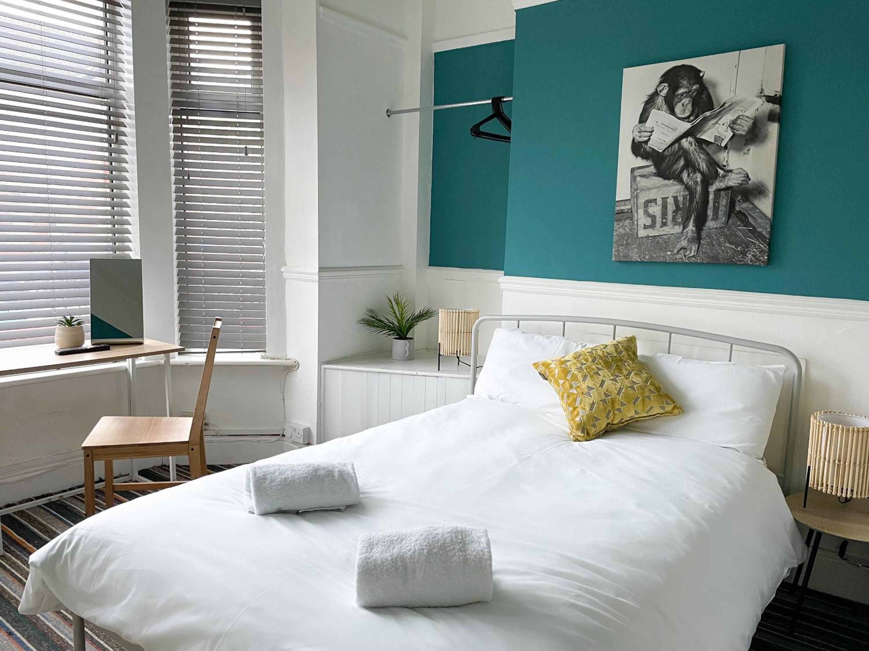 Large House near MediaCity, sleeps 13 with FREE Parking and Fast WIFI - Contractor and Long Stay Friendly - by IRWELL STAYS view 3