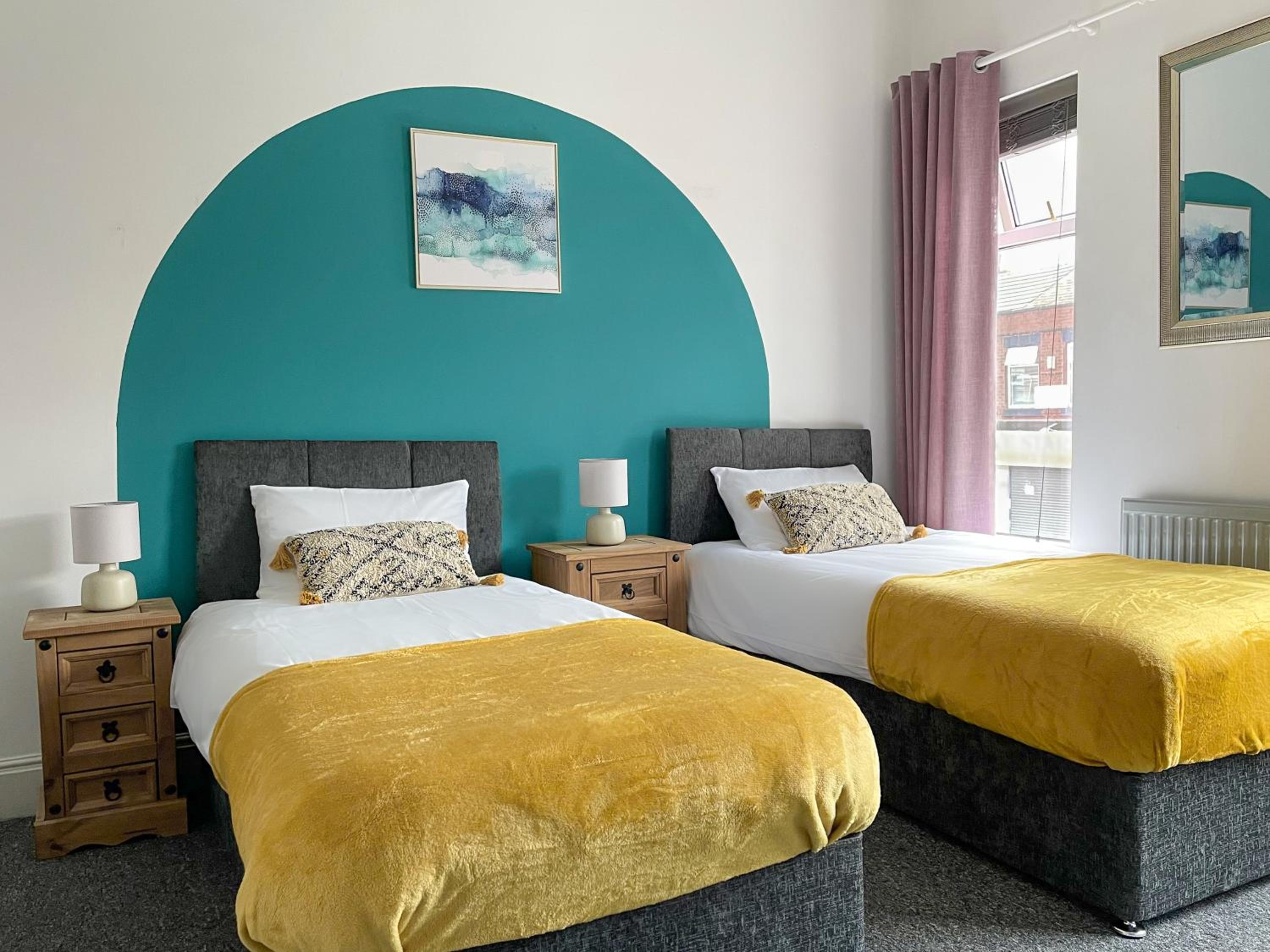 Large House near MediaCity, sleeps 13 with FREE Parking and Fast WIFI - Contractor and Long Stay Friendly - by IRWELL STAYS view 4
