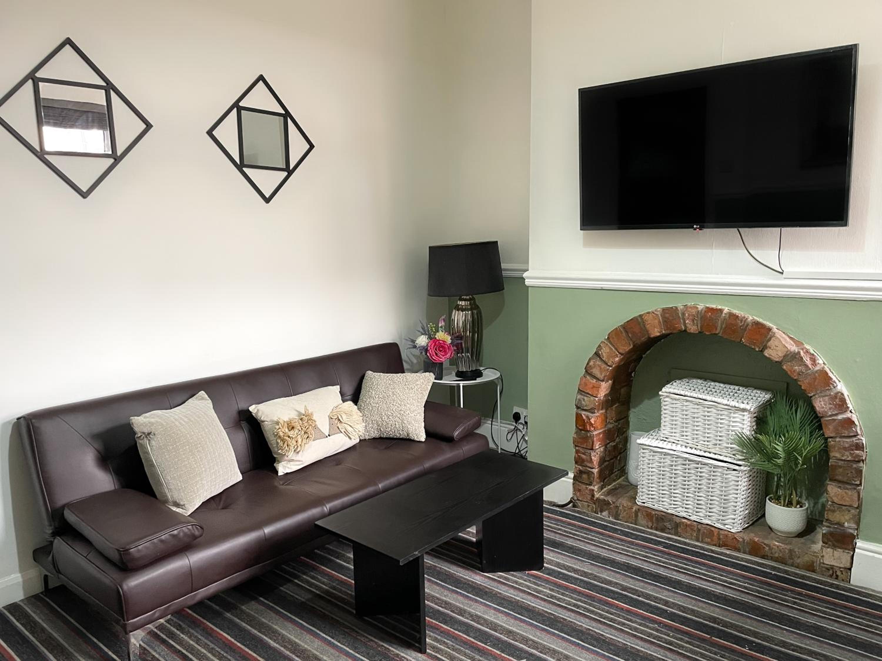 Large House near MediaCity, sleeps 13 with FREE Parking and Fast WIFI - Contractor and Long Stay Friendly - by IRWELL STAYS view 2