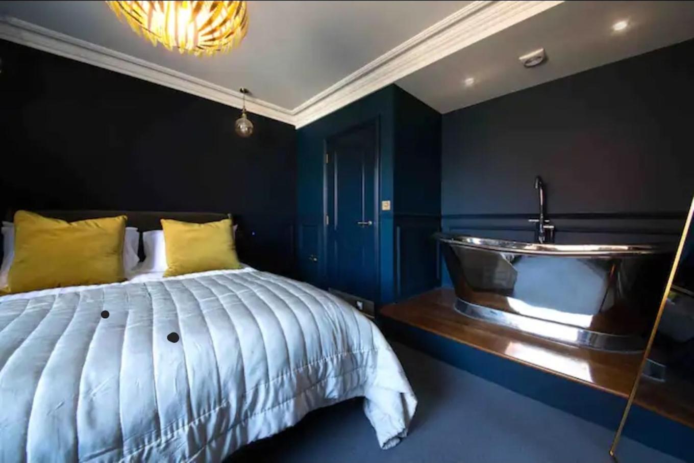 4 Bedroom House for Work Crews, Each Guest Has Own Room, Weekly Rates by Bluehouse Shortlets Brighton view 5