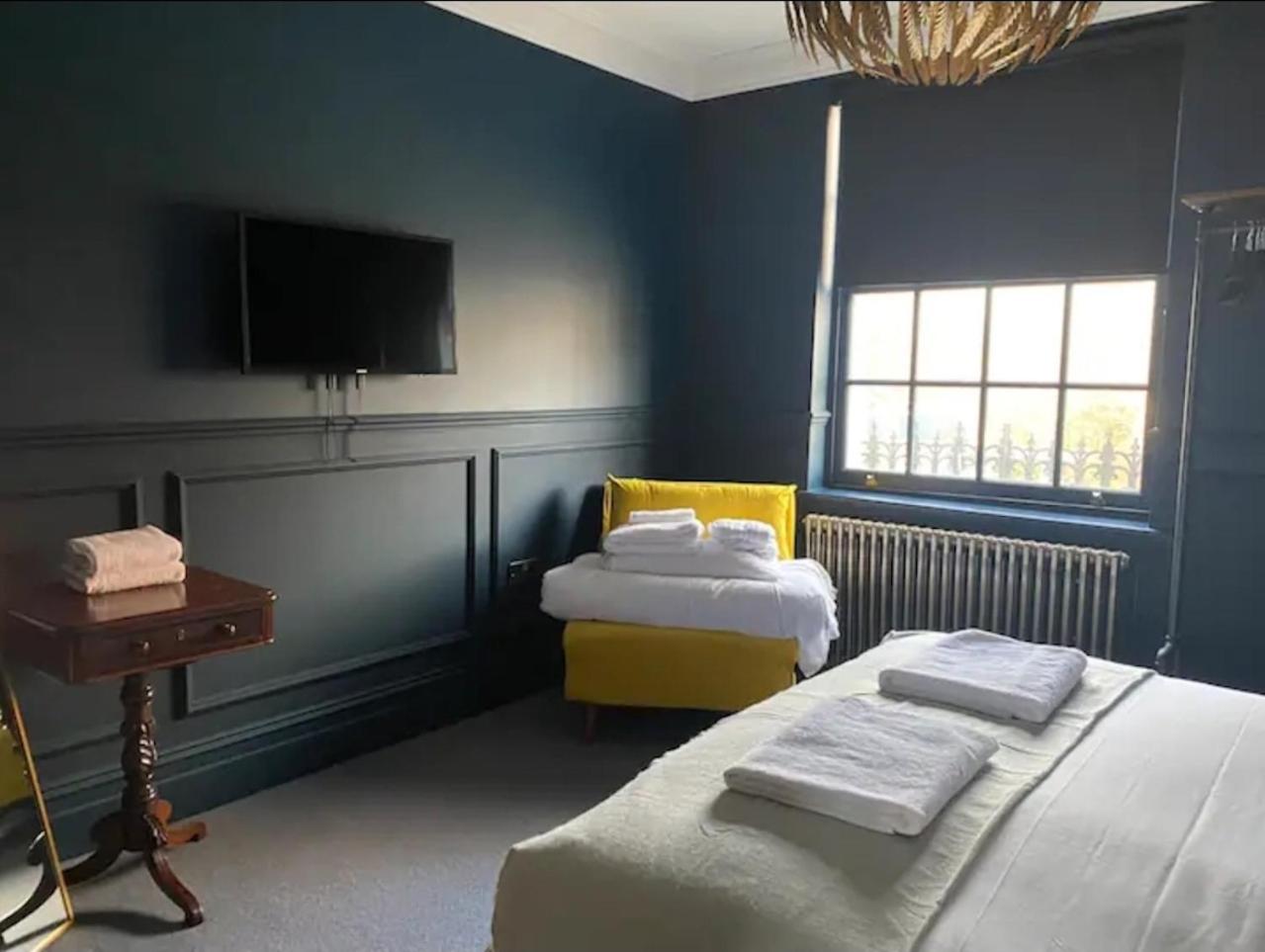 4 Bedroom House for Work Crews, Each Guest Has Own Room, Weekly Rates by Bluehouse Shortlets Brighton view 4