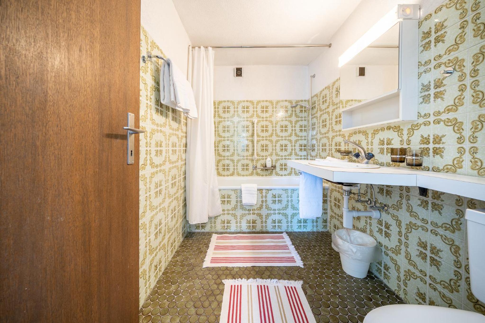 7004 Gemuetlich eingerichtete Wohnung mit wunderschoen bewachsener Terrasse