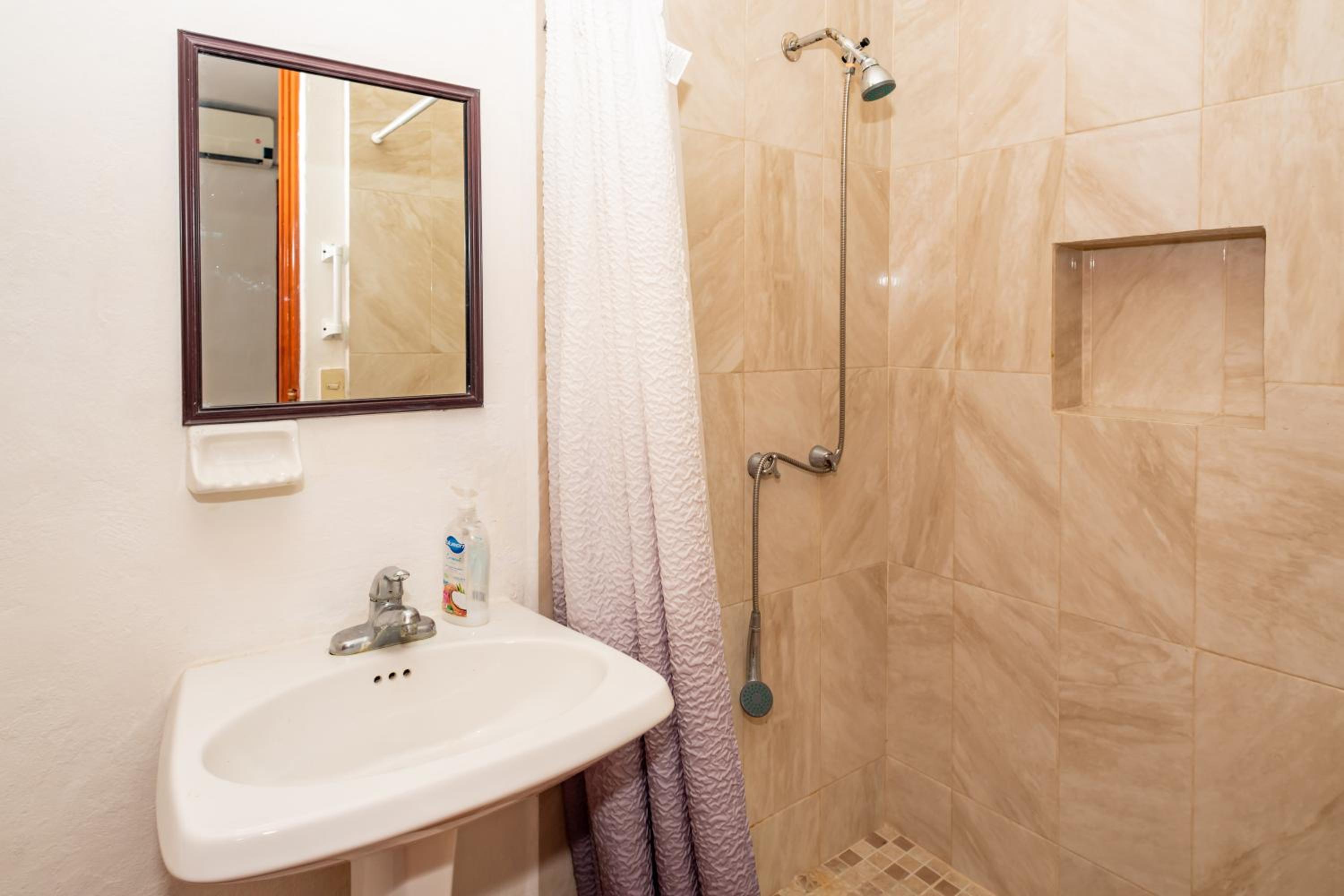 Villa tropically in Hotel Zone