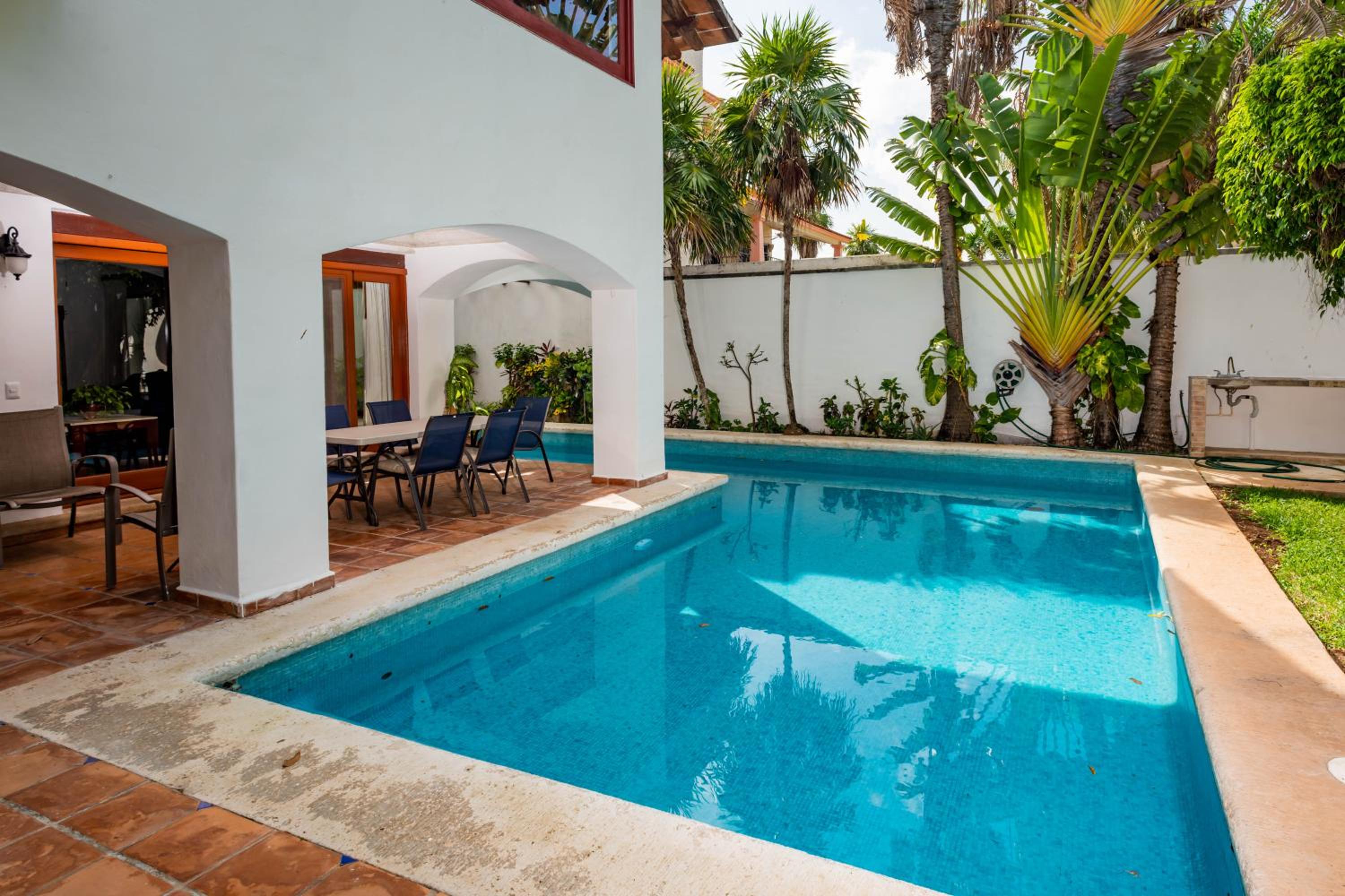 Villa tropically in Hotel Zone