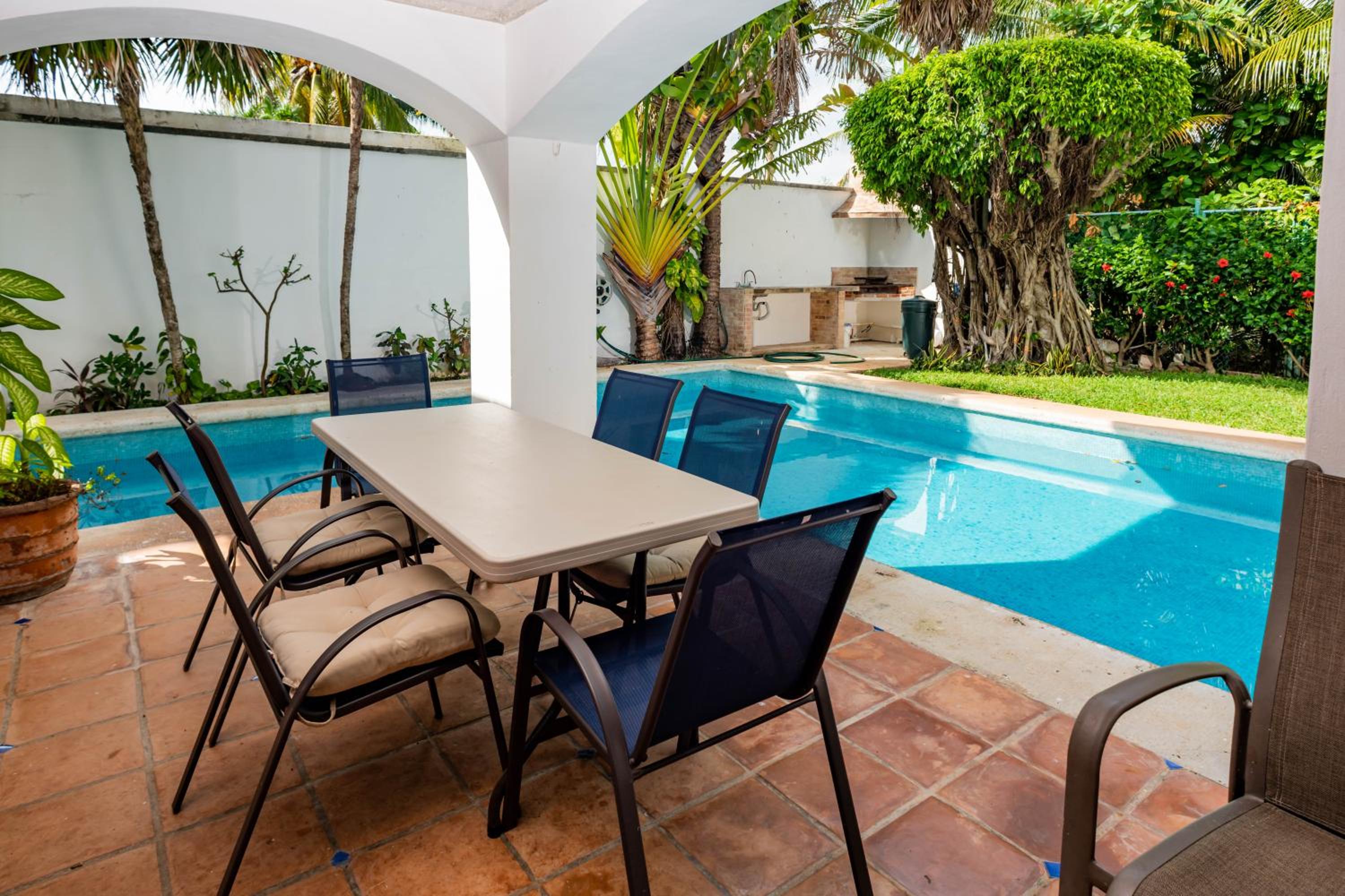 Villa tropically in Hotel Zone