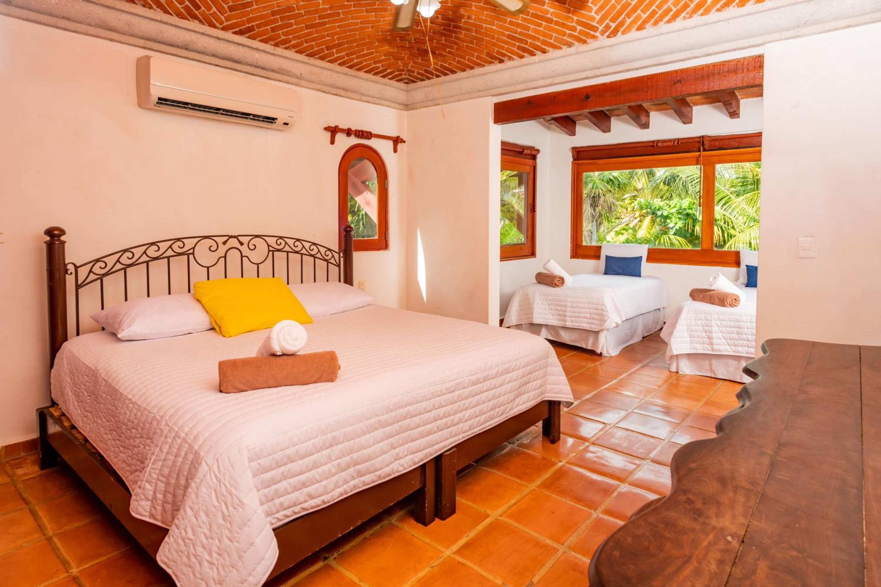 Villa tropically in Hotel Zone