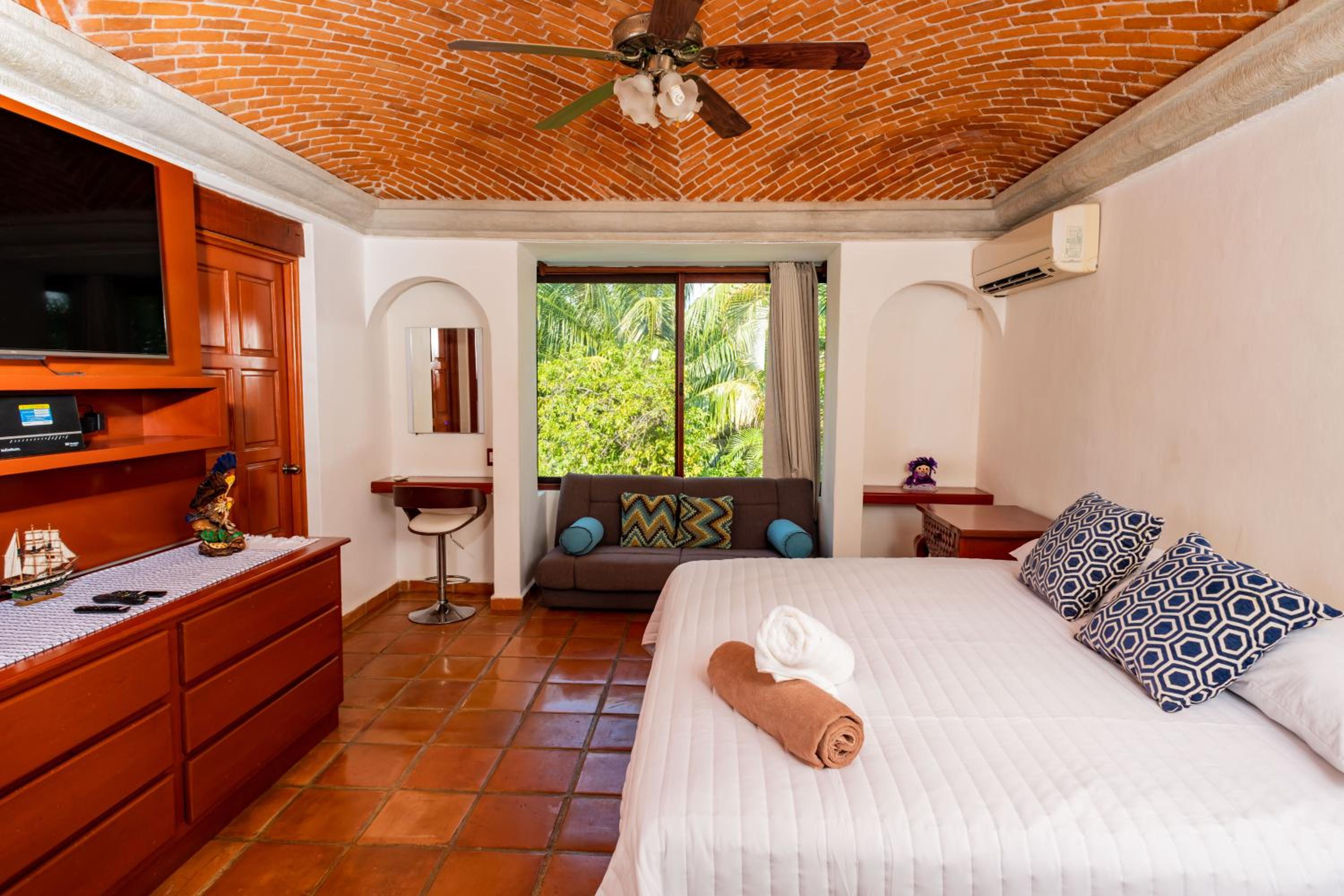 Villa tropically in Hotel Zone