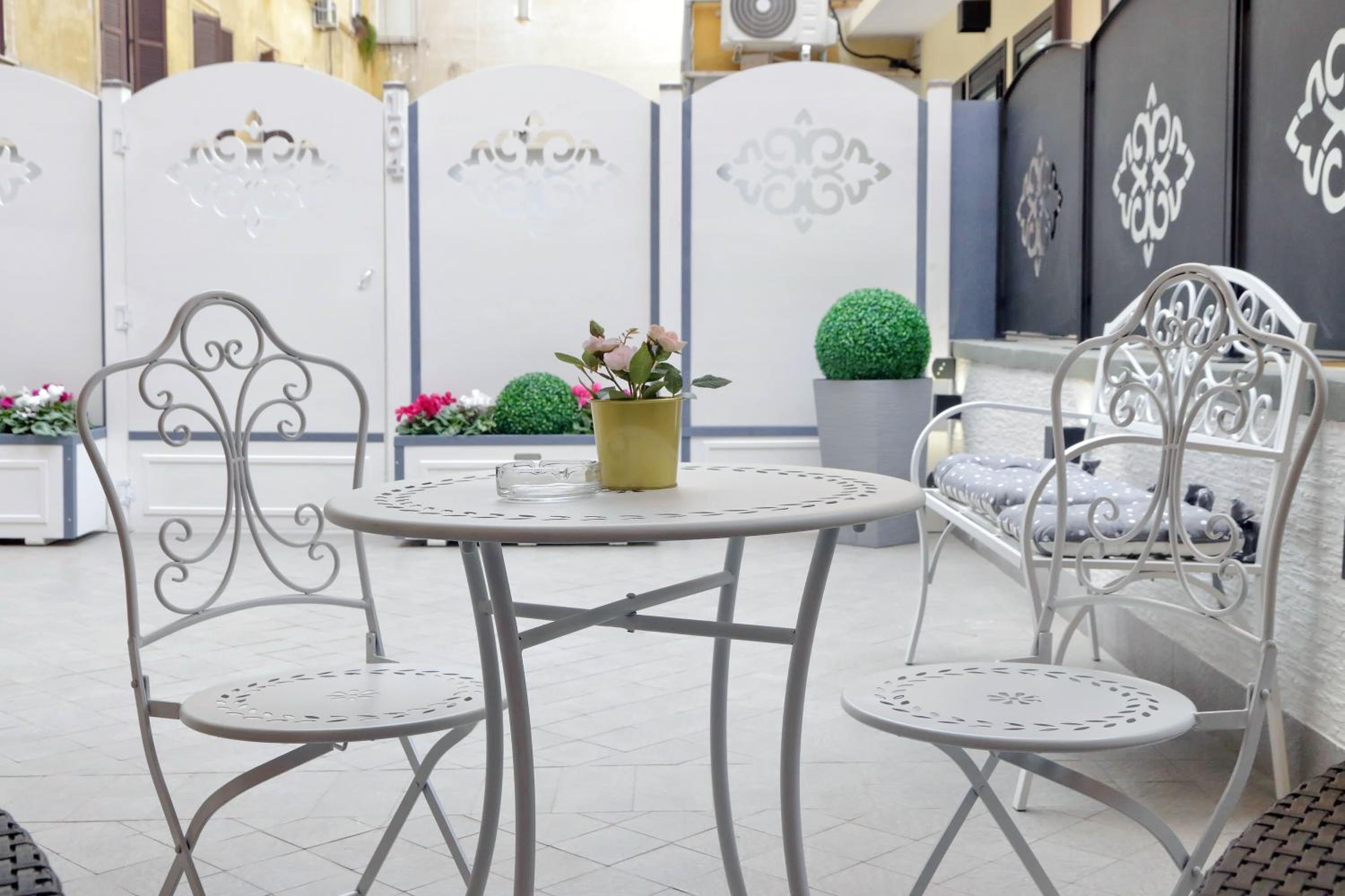 Roman Holiday Suites