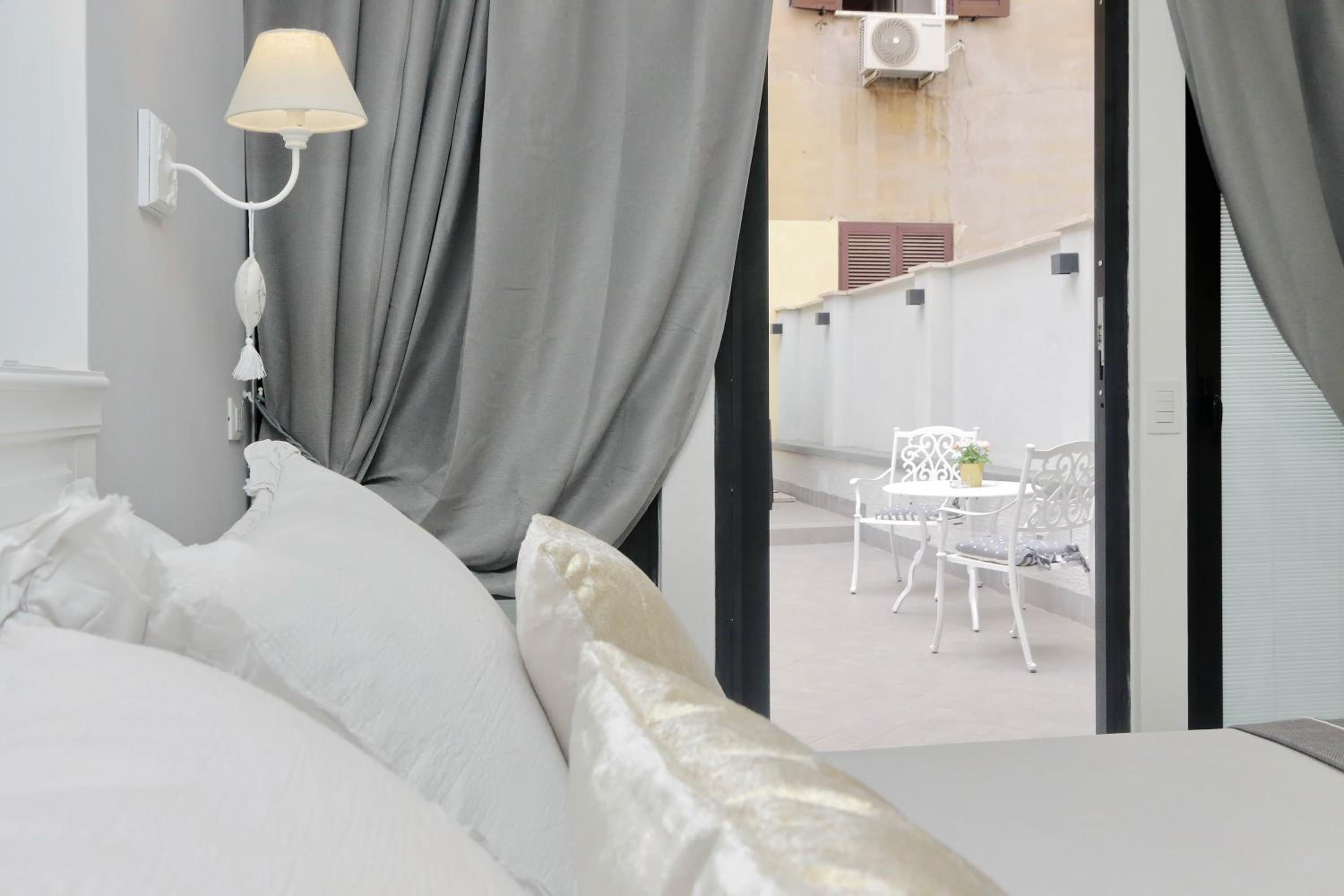Roman Holiday Suites