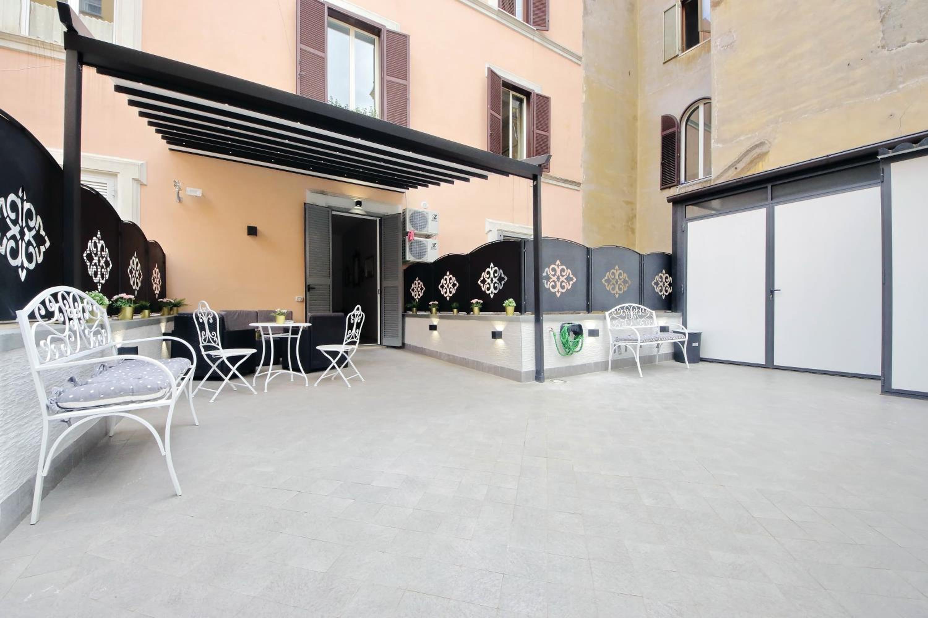 Roman Holiday Suites