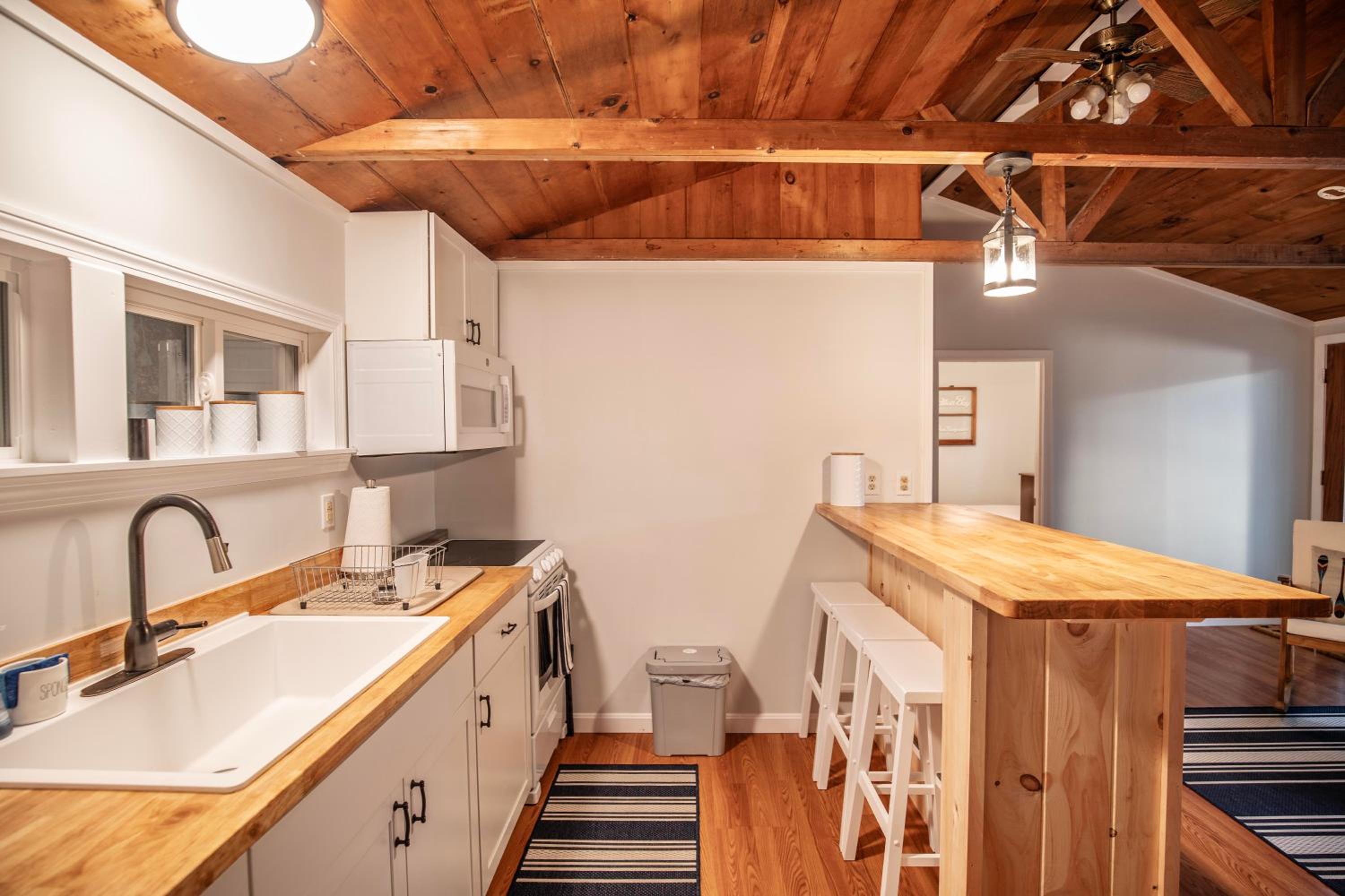 CedarHaus: Your Lakeside Retreat by Hills Pond view 2