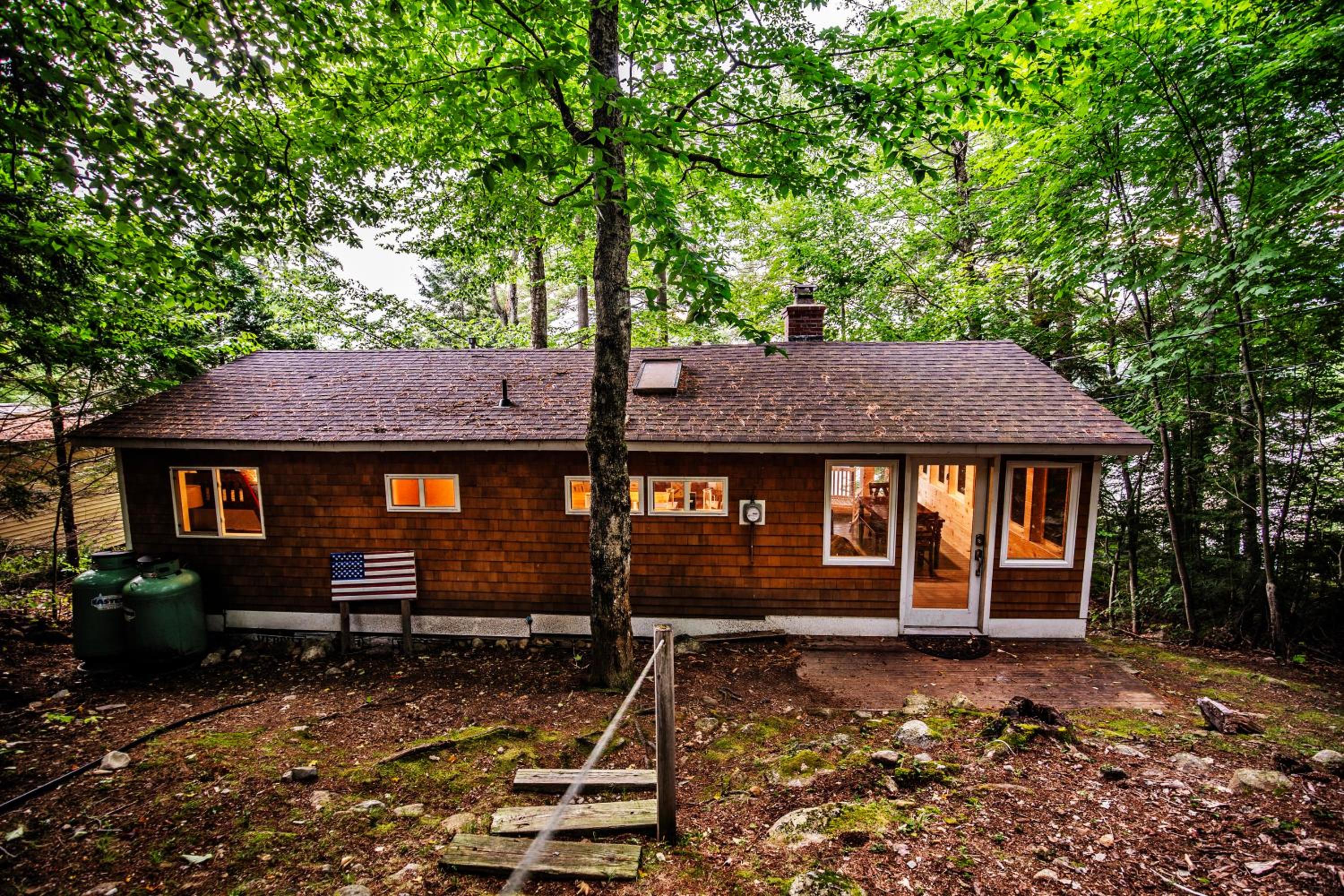 CedarHaus: Your Lakeside Retreat by Hills Pond view 3