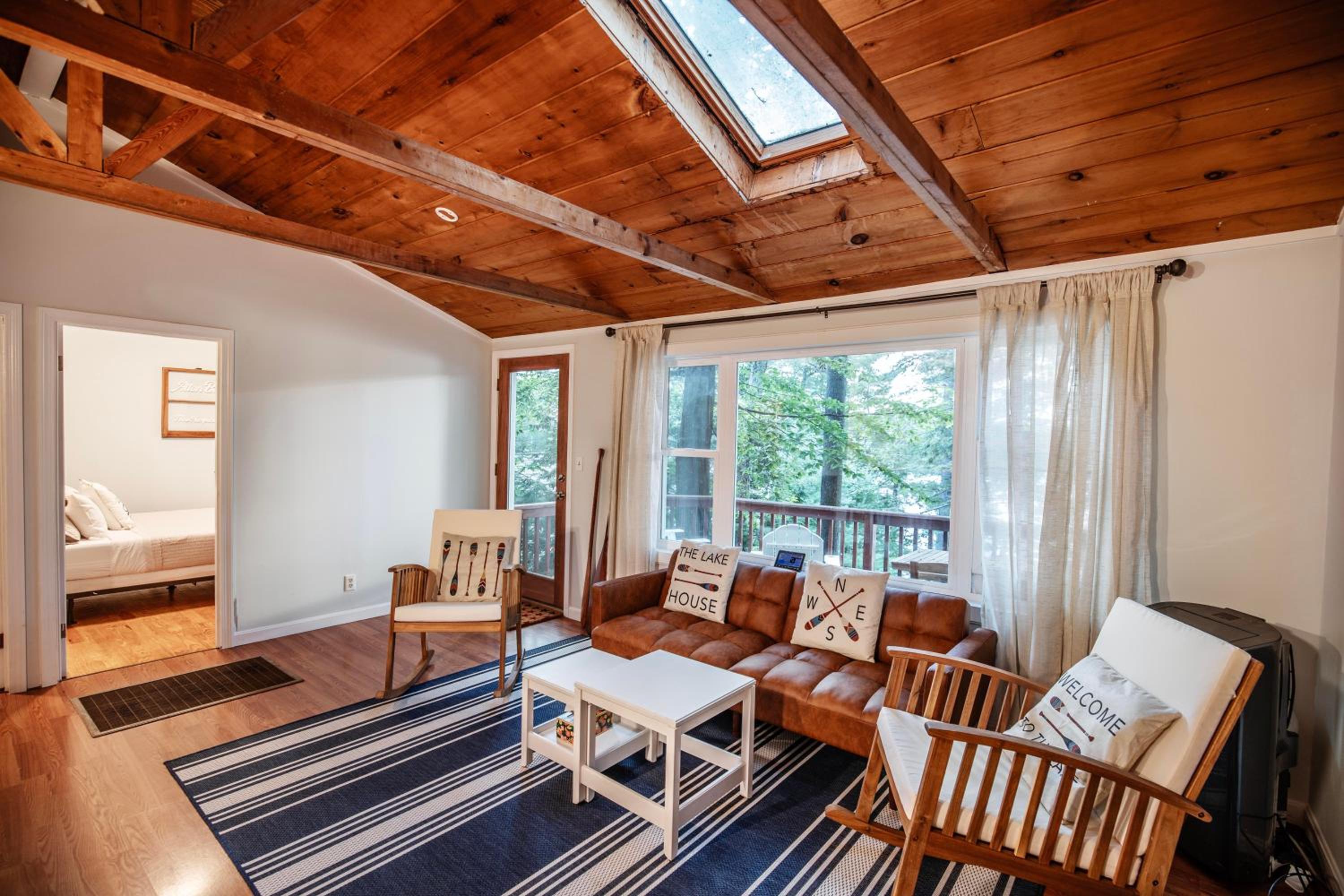 CedarHaus: Your Lakeside Retreat by Hills Pond view 5