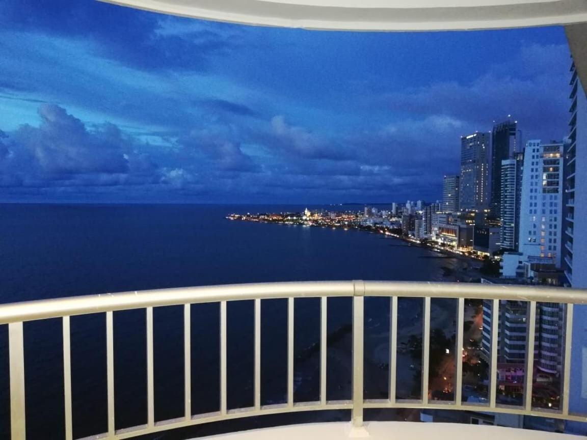 Hermoso edificio de frente al mar