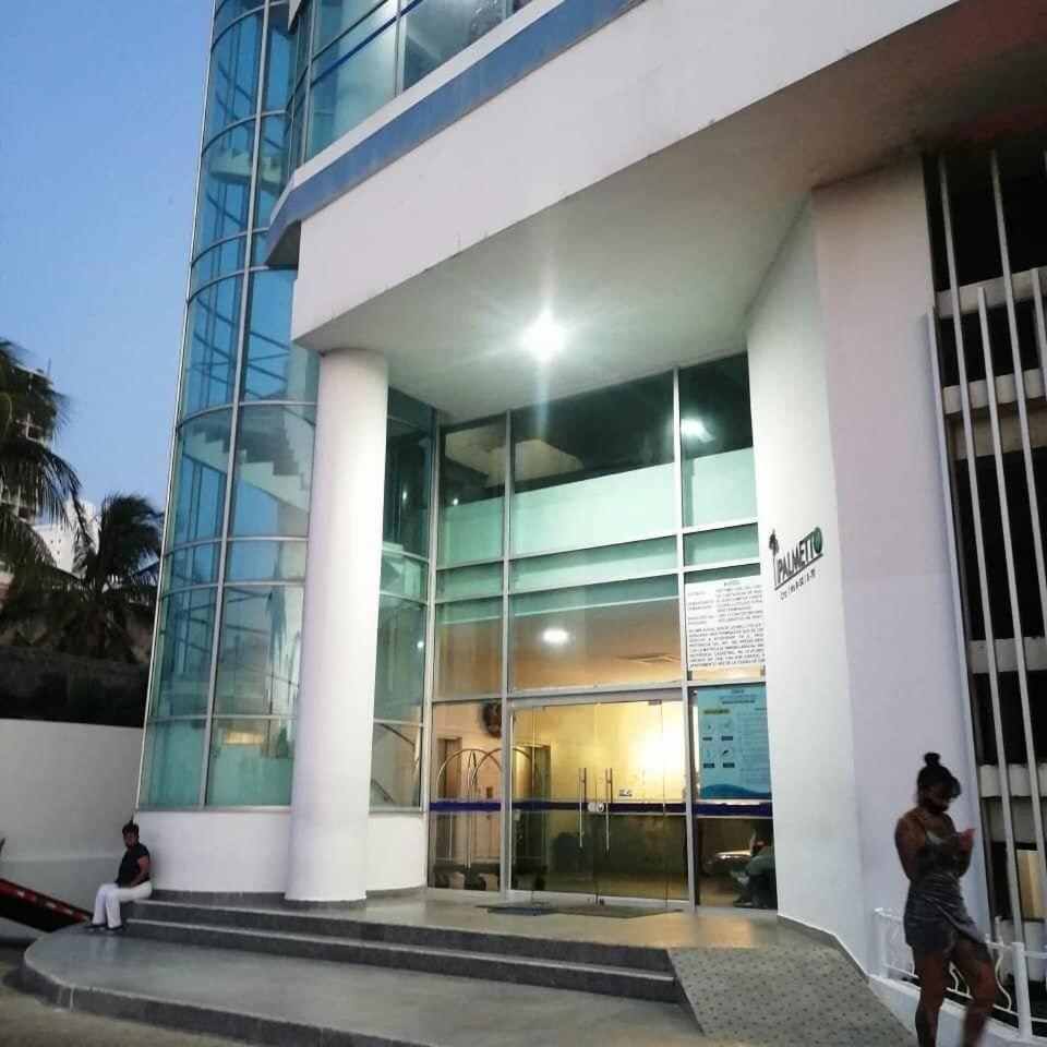 Hermoso edificio de frente al mar