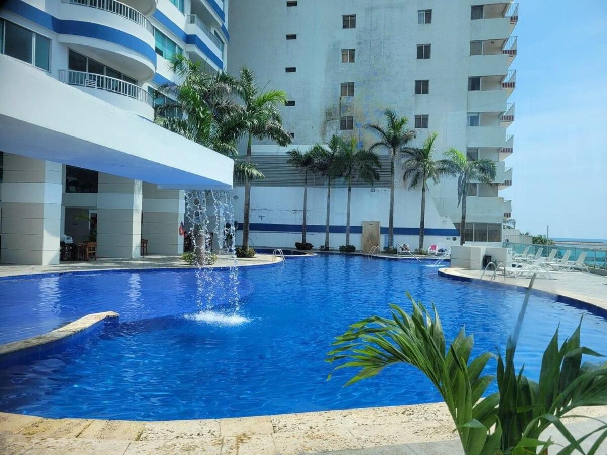 Hermoso edificio de frente al mar