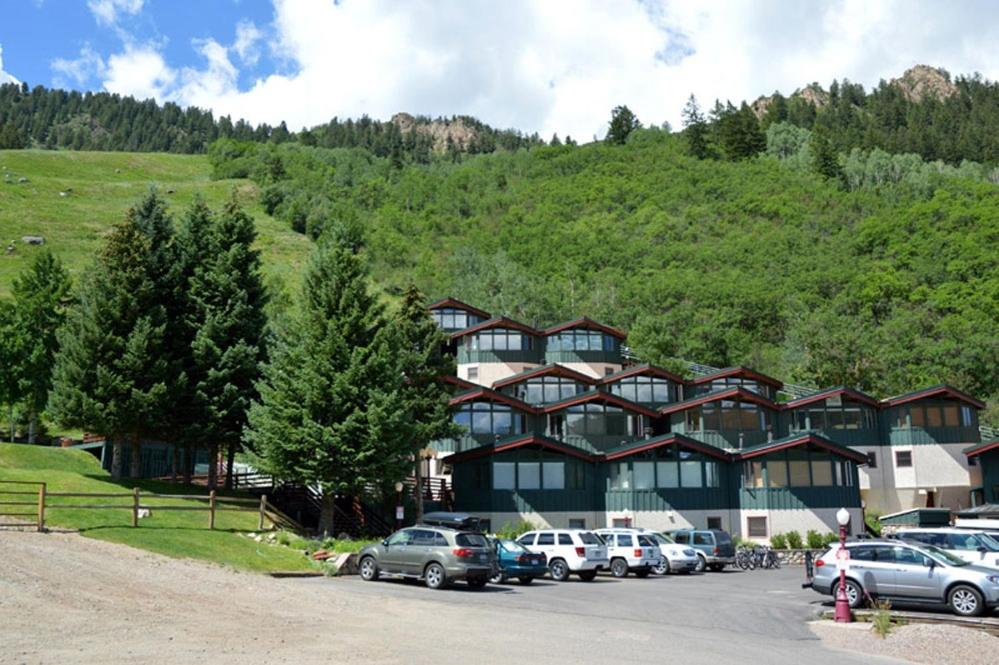 Shadow Mountain Unit 15, Spacious Ski-In, Ski-Out Townhouse with Great Views & Gas Fireplace view 4