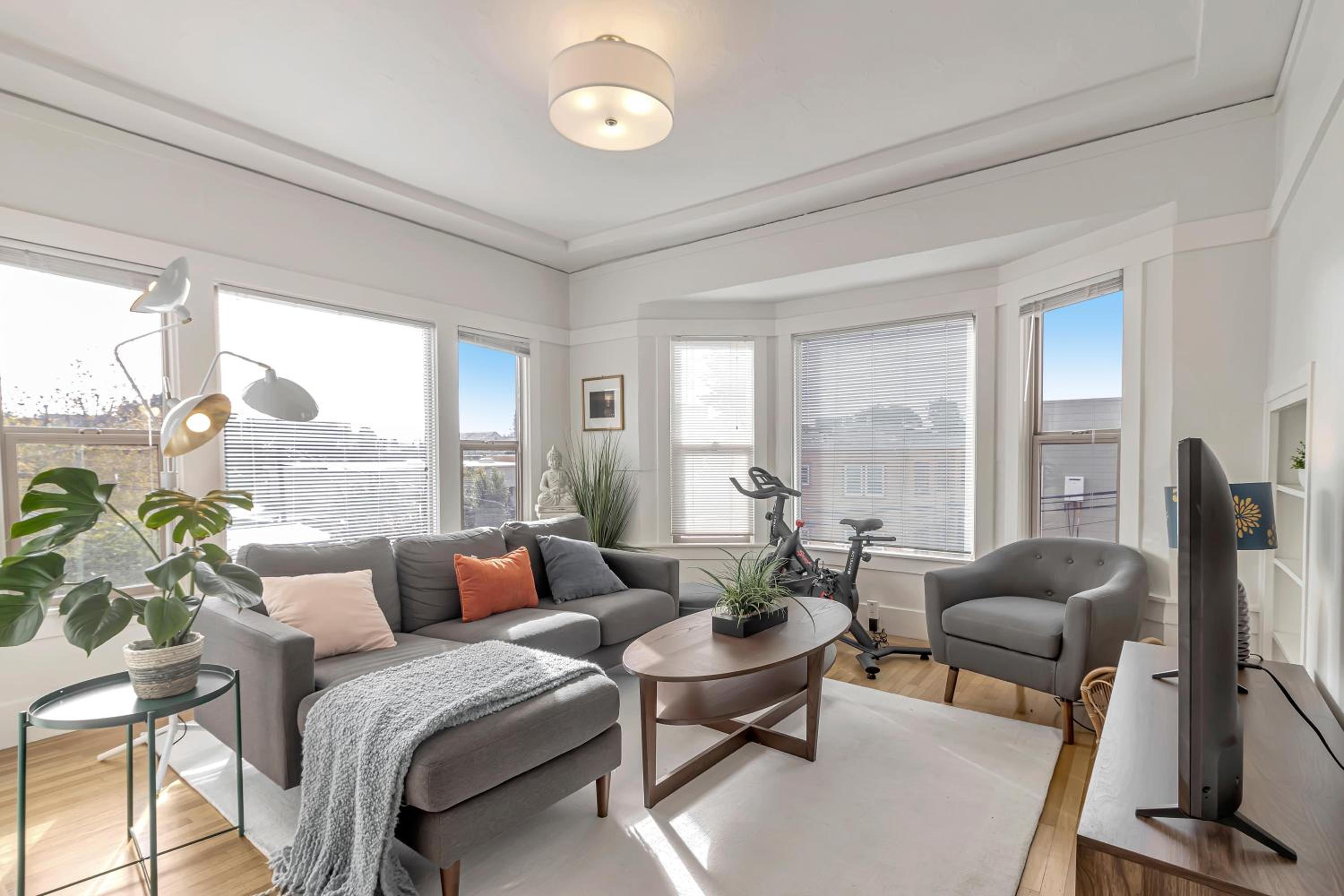 Newark Vacations - Urban oasis close to Bart, shops, restaurants in oakland - Property Image 1