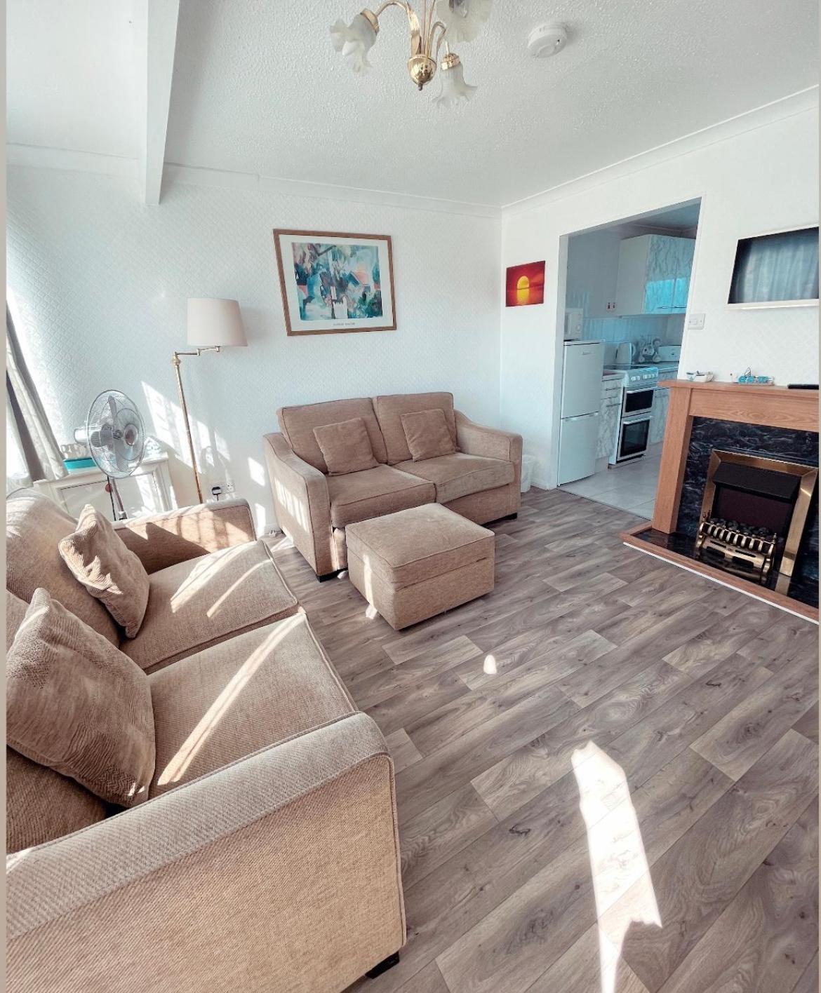 14, Sundowner Holiday Park, Hemsby - Two bed chalet, sleeps 6, bed linen and towels included - pet friendly