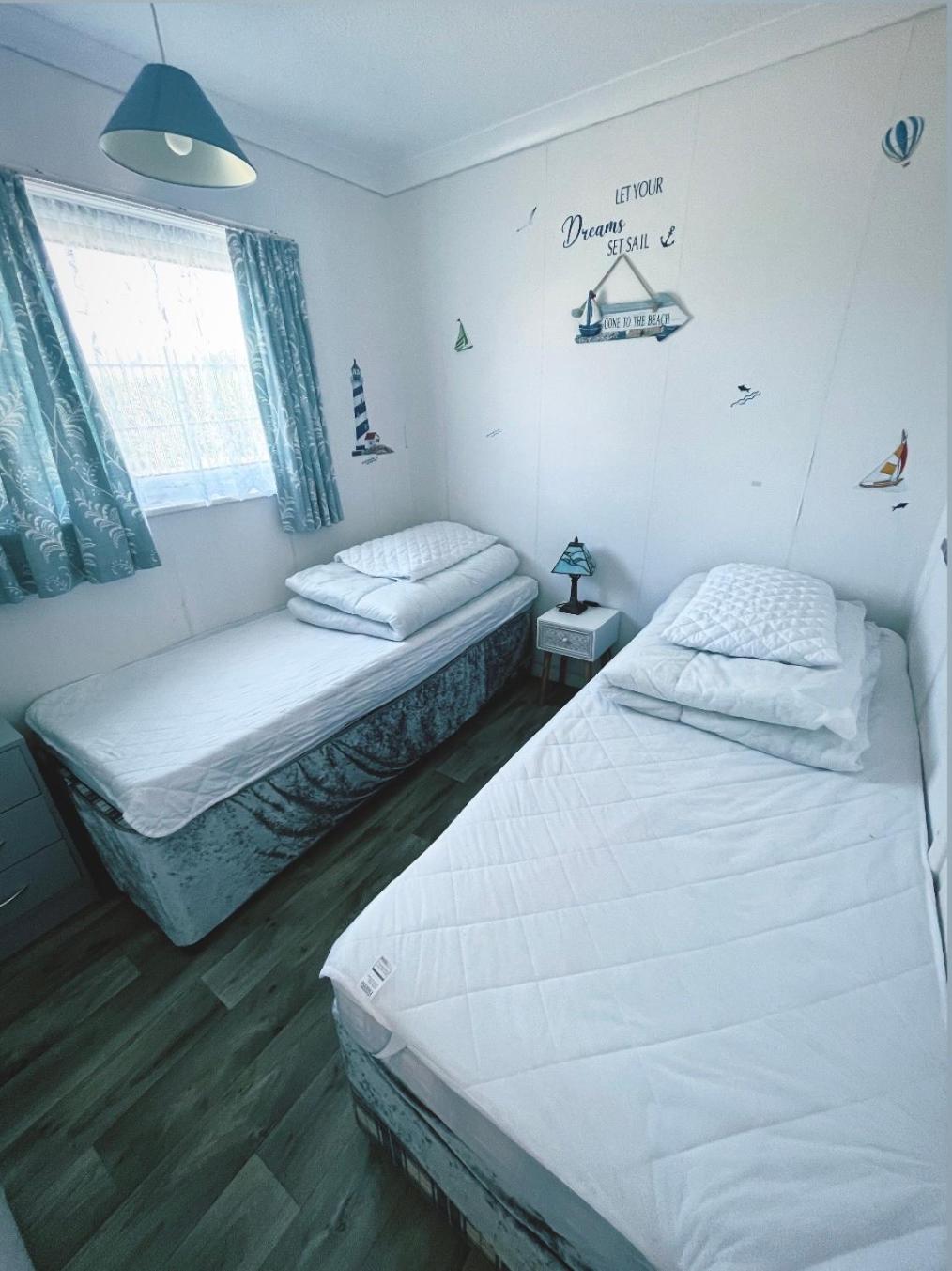 14, Sundowner Holiday Park, Hemsby - Two bed chalet, sleeps 6, bed linen and towels included - pet friendly