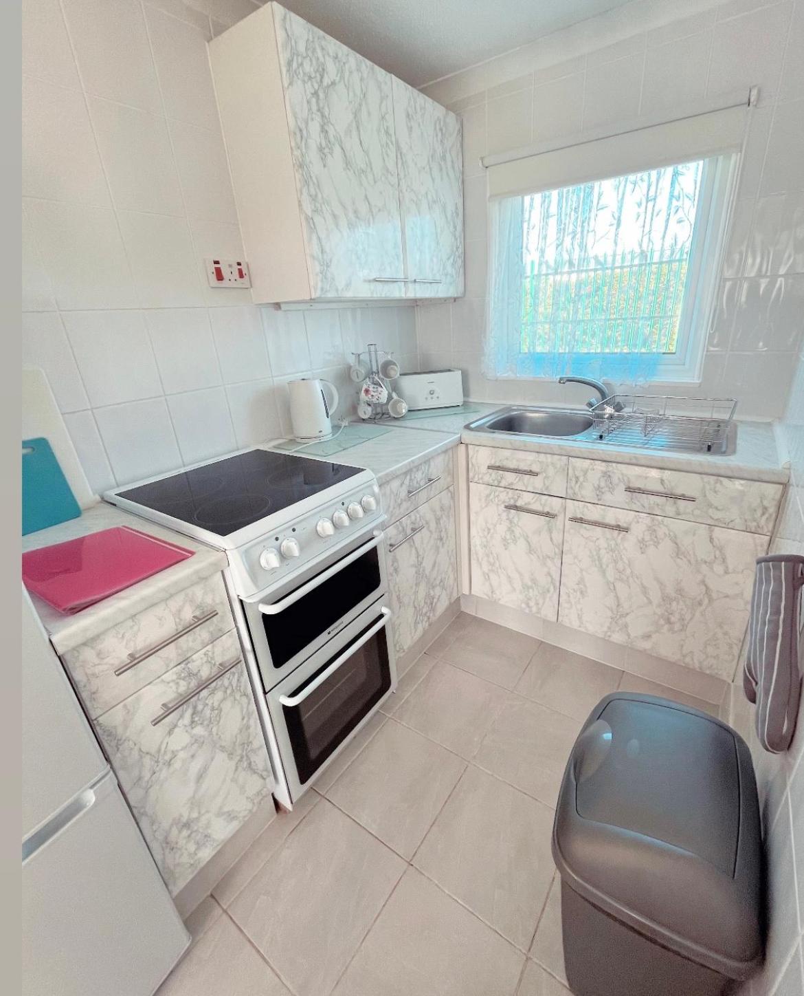 14, Sundowner Holiday Park, Hemsby - Two bed chalet, sleeps 6, bed linen and towels included - pet friendly