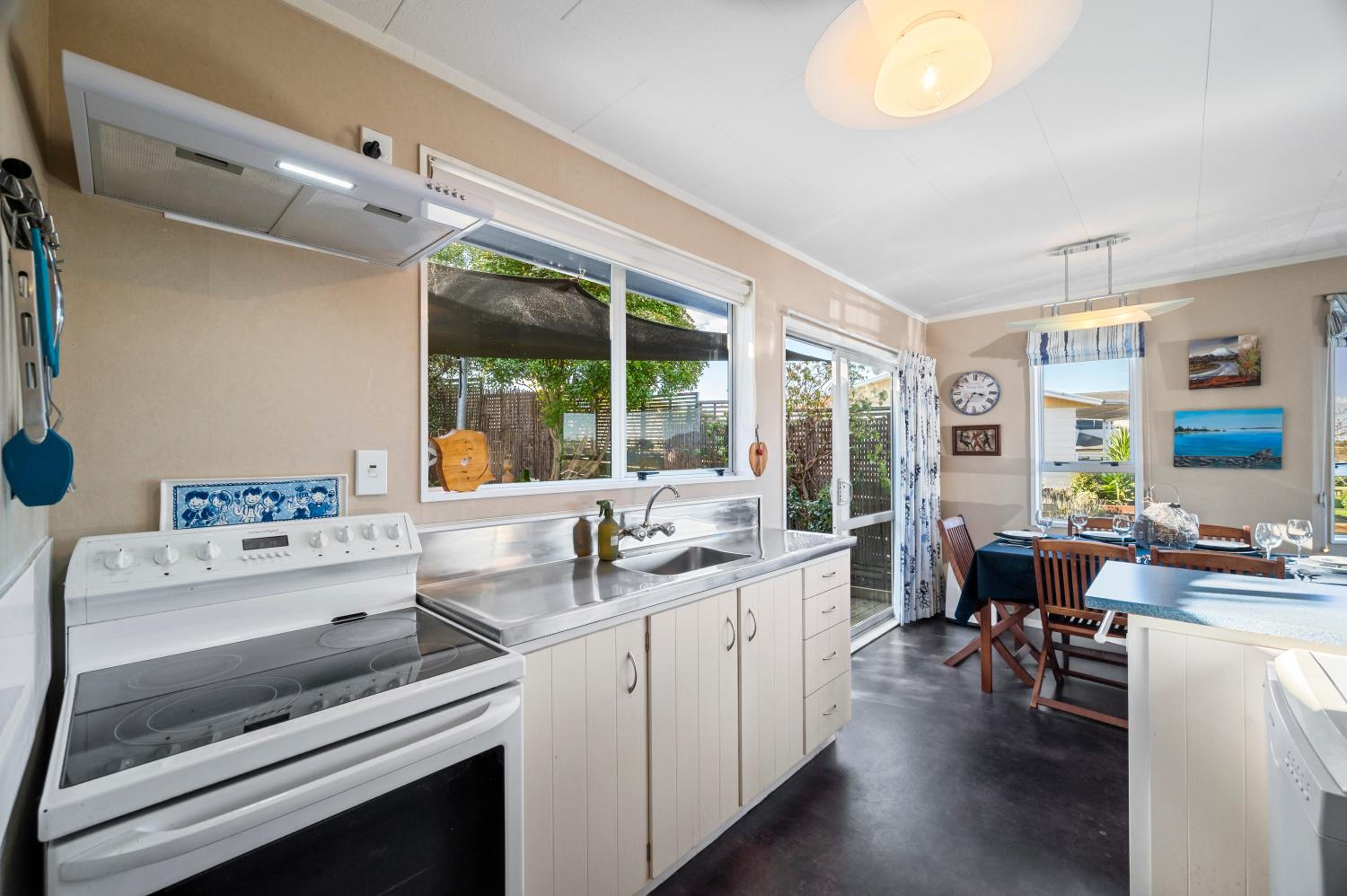 Kinder Cottage - Taupo view 4