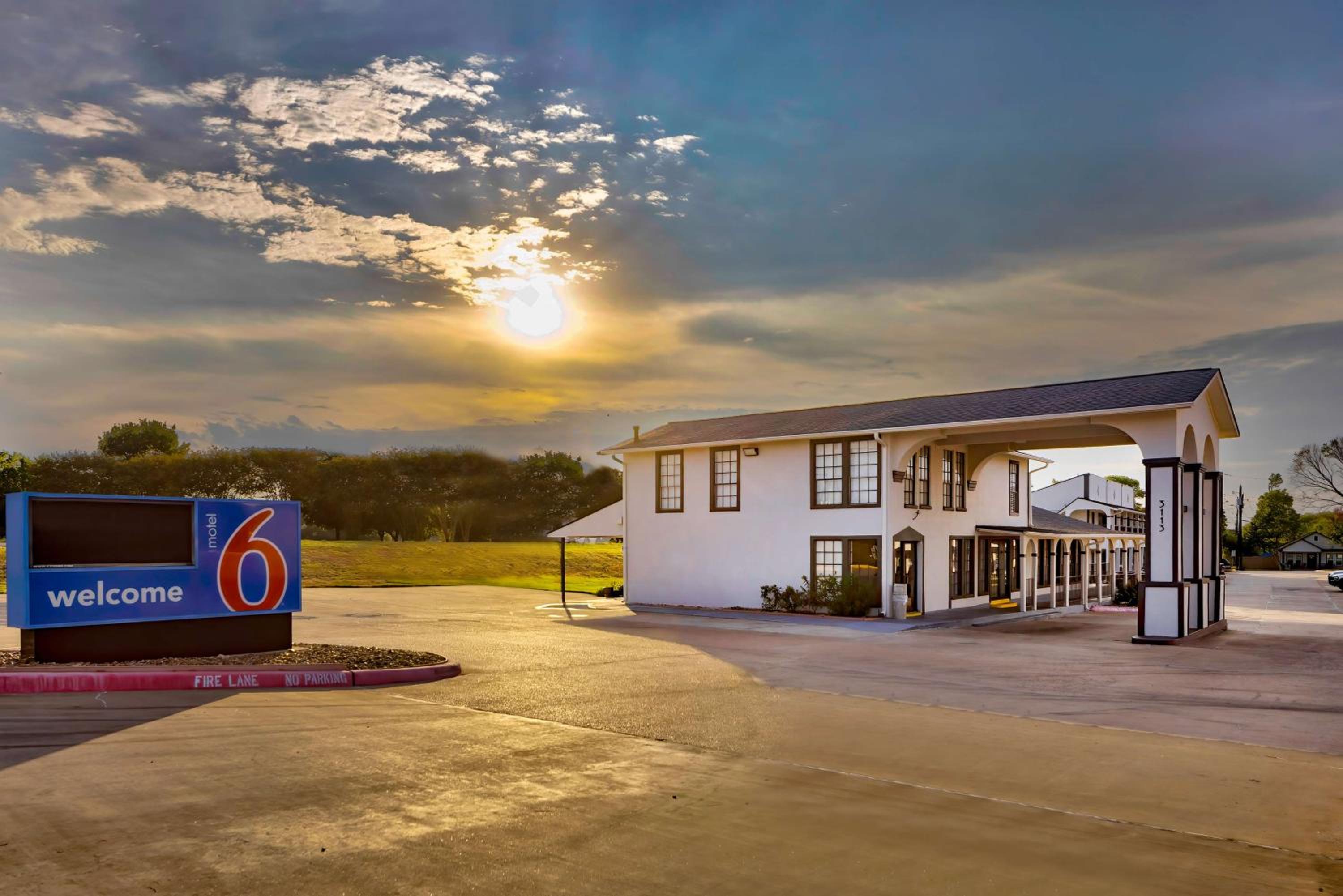Hotel Motel 6-Bryan, TX - College Station - Image 1