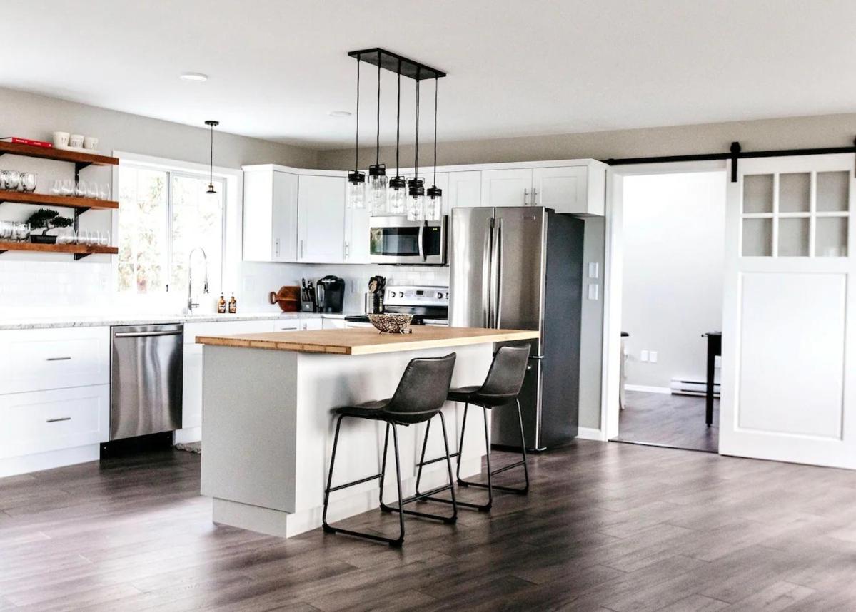 STUNNING HOME WITH AMAZING VIEWS NEAR THE CITY