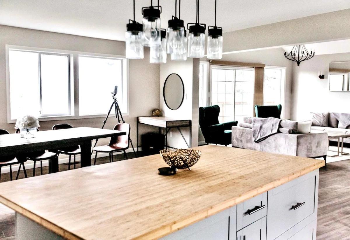 STUNNING HOME WITH AMAZING VIEWS NEAR THE CITY