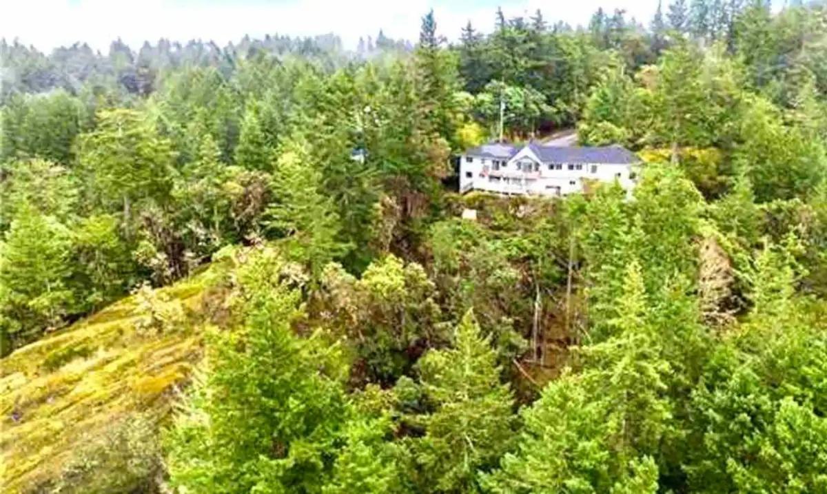 STUNNING HOME WITH AMAZING VIEWS NEAR THE CITY