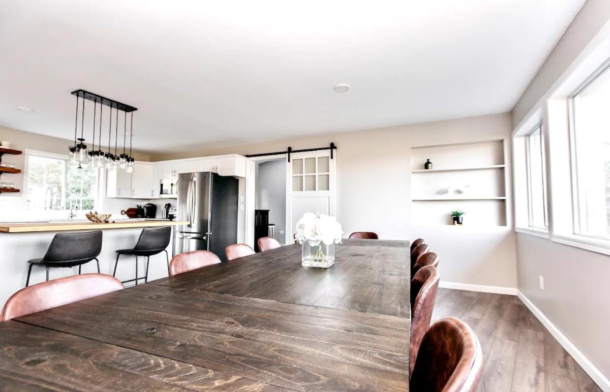 STUNNING HOME WITH AMAZING VIEWS NEAR THE CITY