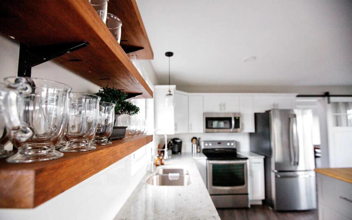 STUNNING HOME WITH AMAZING VIEWS NEAR THE CITY