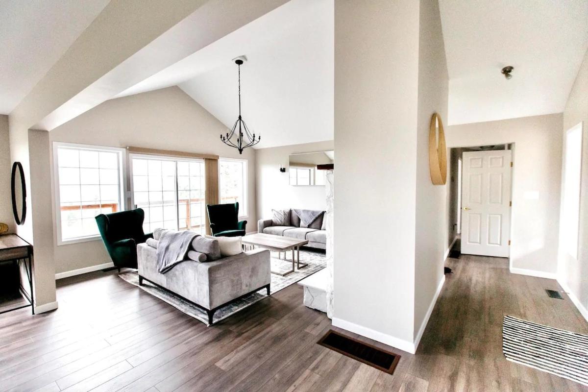 STUNNING HOME WITH AMAZING VIEWS NEAR THE CITY