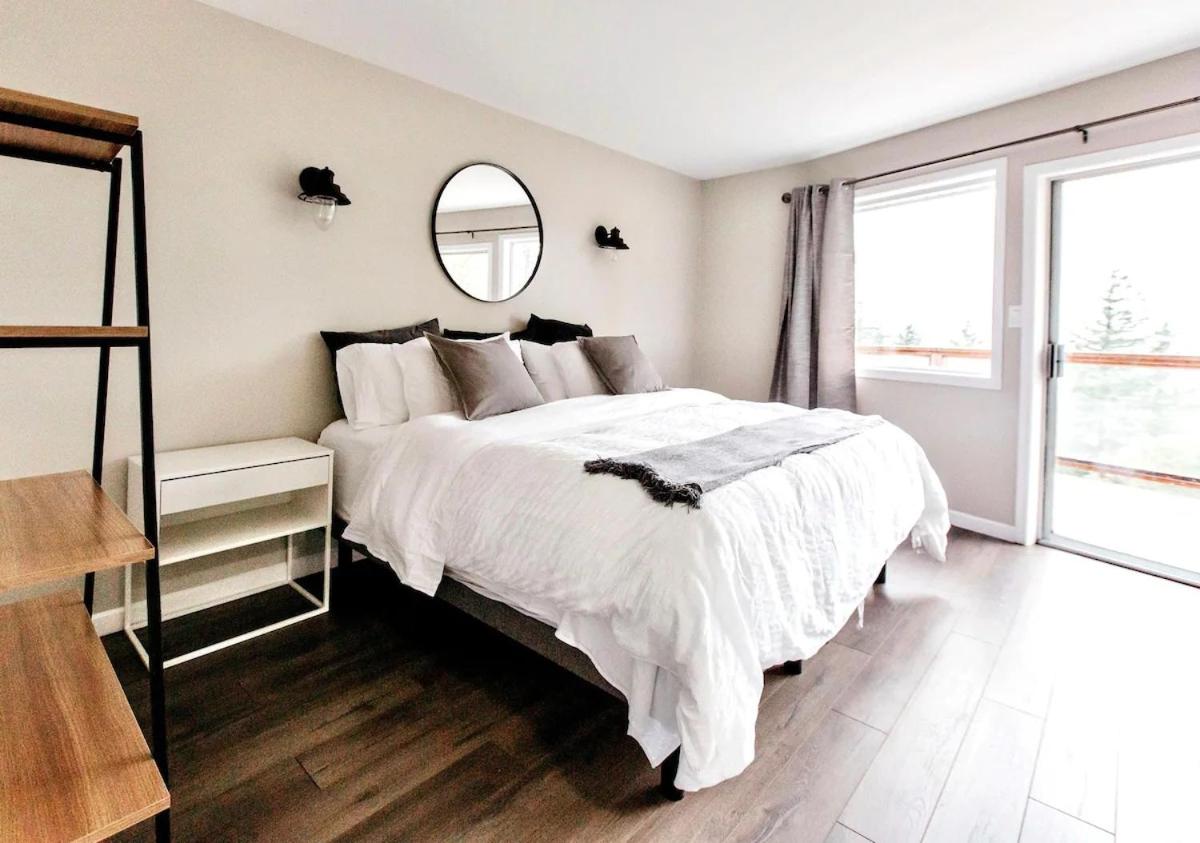 STUNNING HOME WITH AMAZING VIEWS NEAR THE CITY
