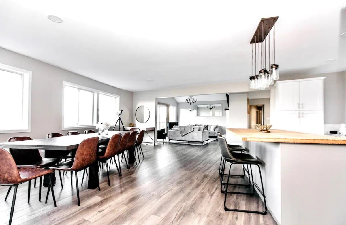 STUNNING HOME WITH AMAZING VIEWS NEAR THE CITY