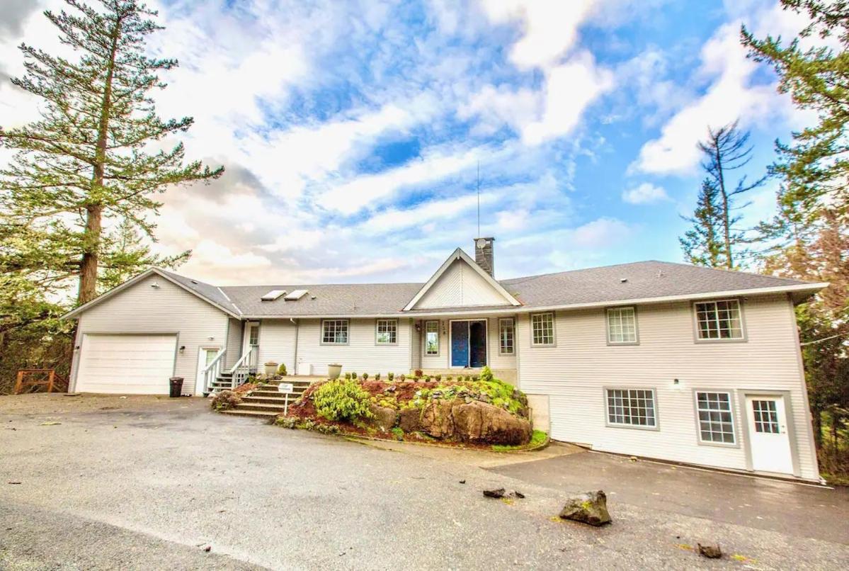 STUNNING HOME WITH AMAZING VIEWS NEAR THE CITY
