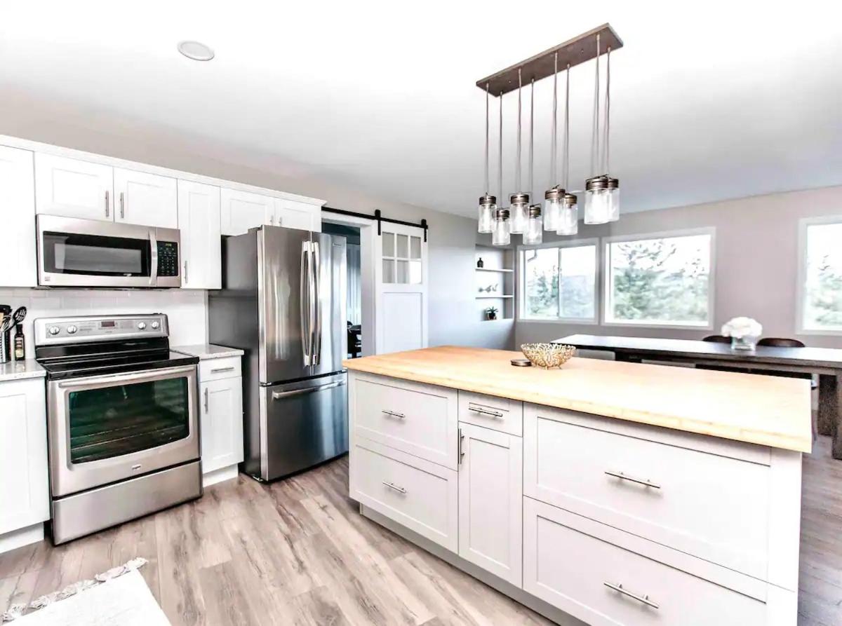 STUNNING HOME WITH AMAZING VIEWS NEAR THE CITY