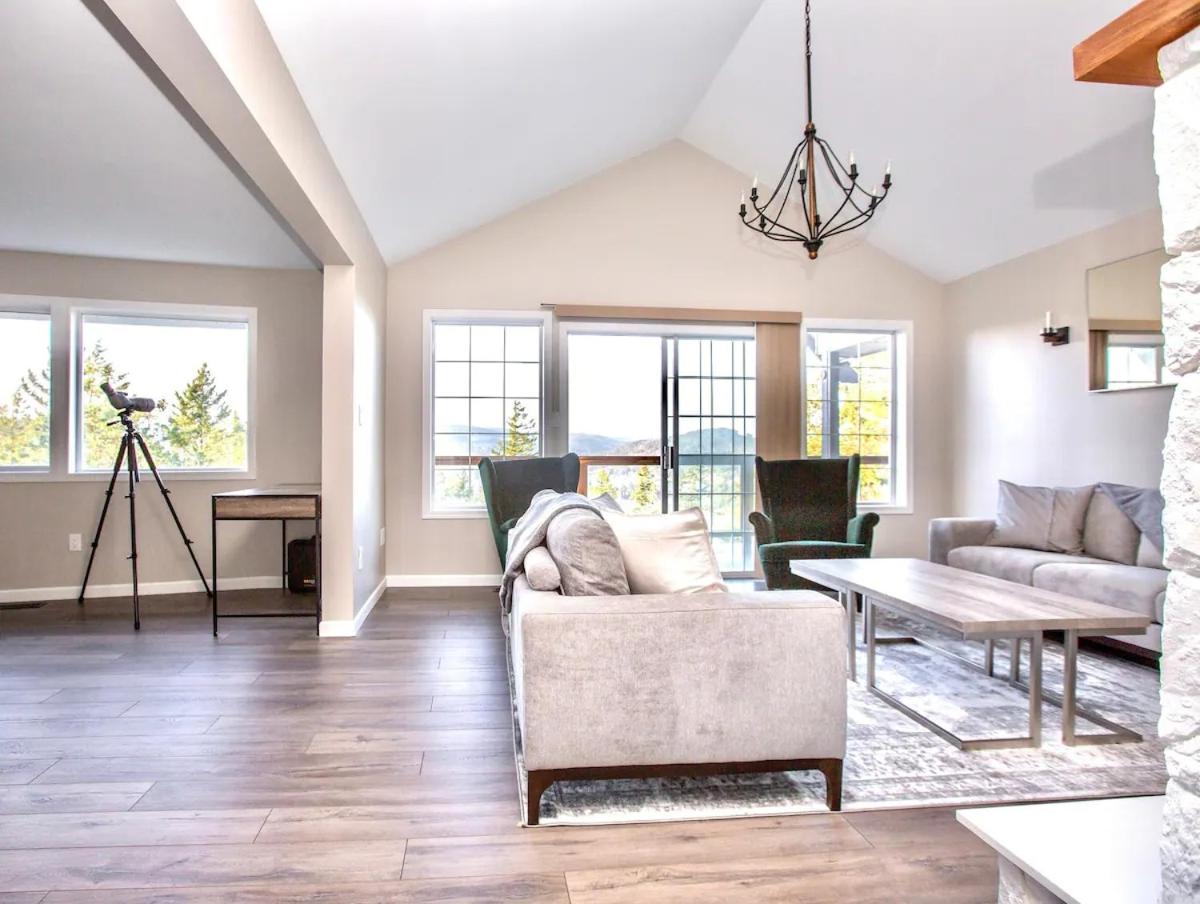 STUNNING HOME WITH AMAZING VIEWS NEAR THE CITY