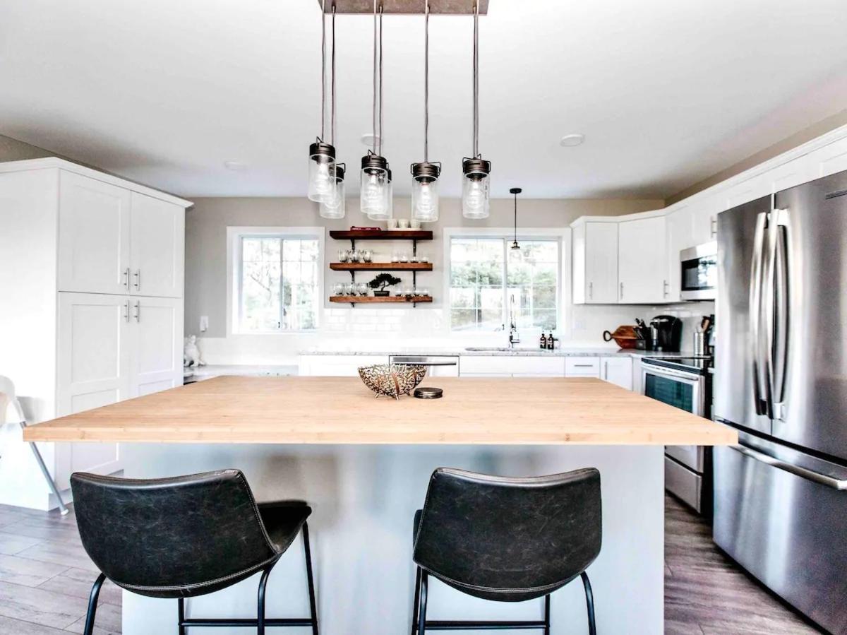 STUNNING HOME WITH AMAZING VIEWS NEAR THE CITY