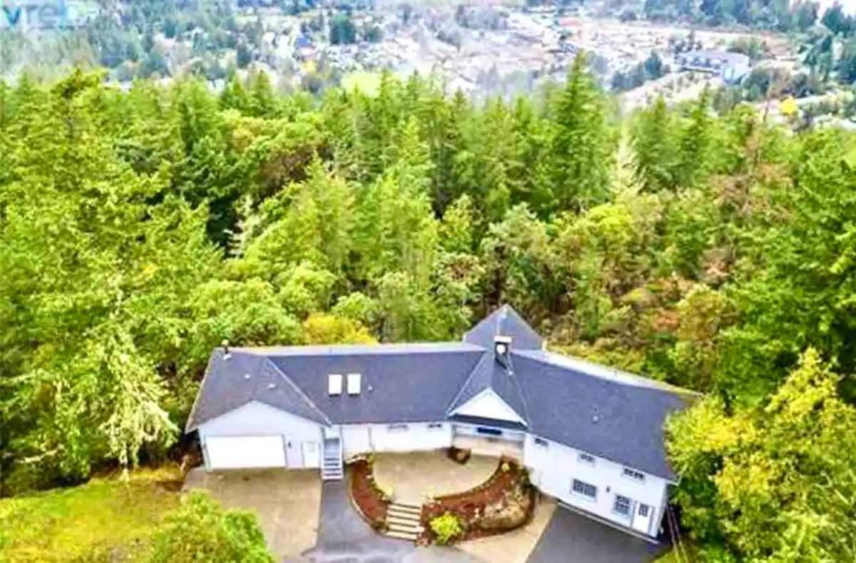 STUNNING HOME WITH AMAZING VIEWS NEAR THE CITY