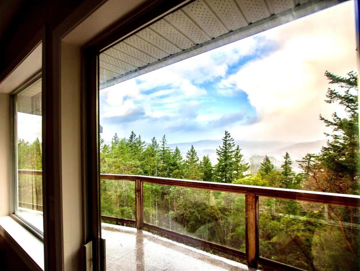STUNNING HOME WITH AMAZING VIEWS NEAR THE CITY