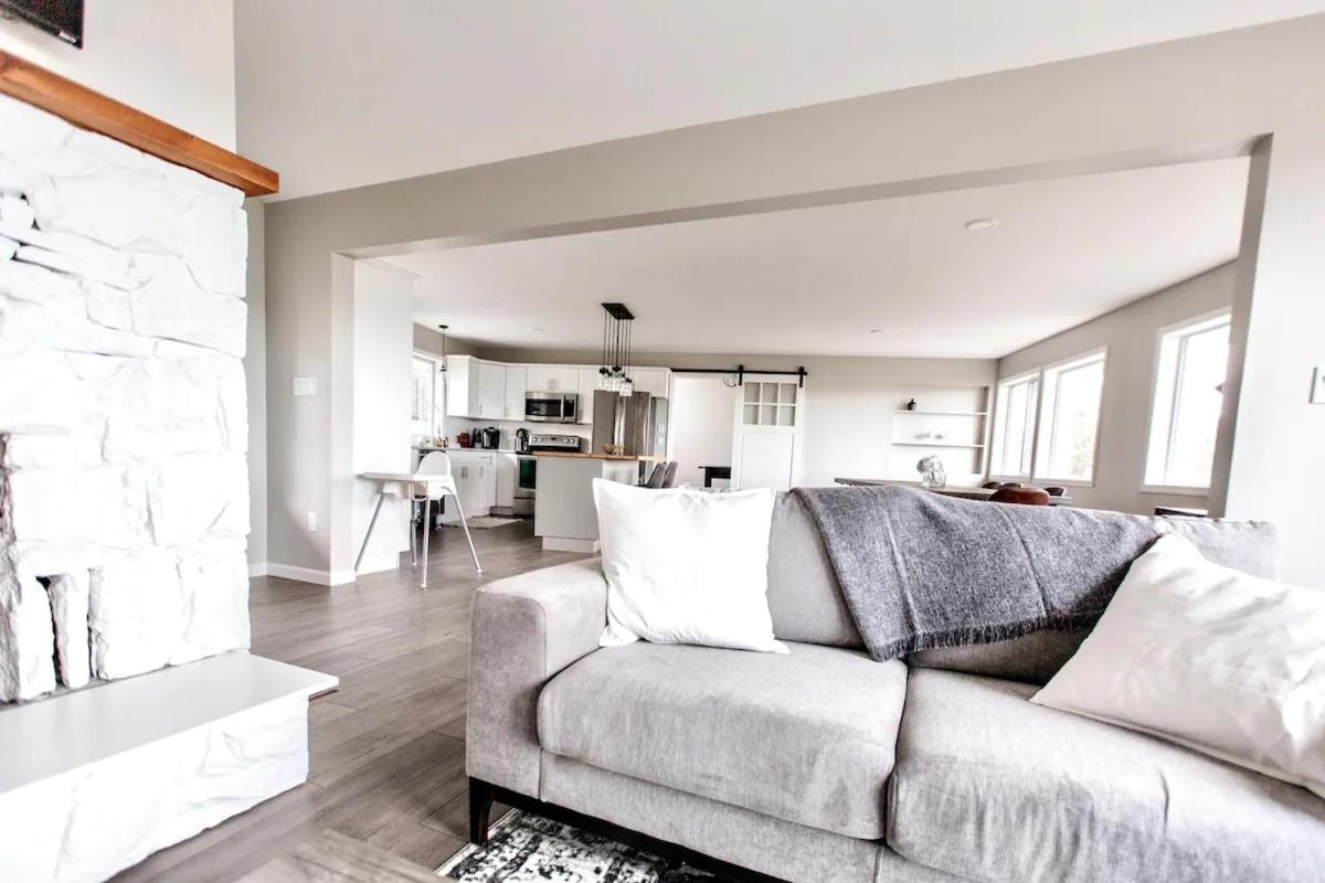 STUNNING HOME WITH AMAZING VIEWS NEAR THE CITY