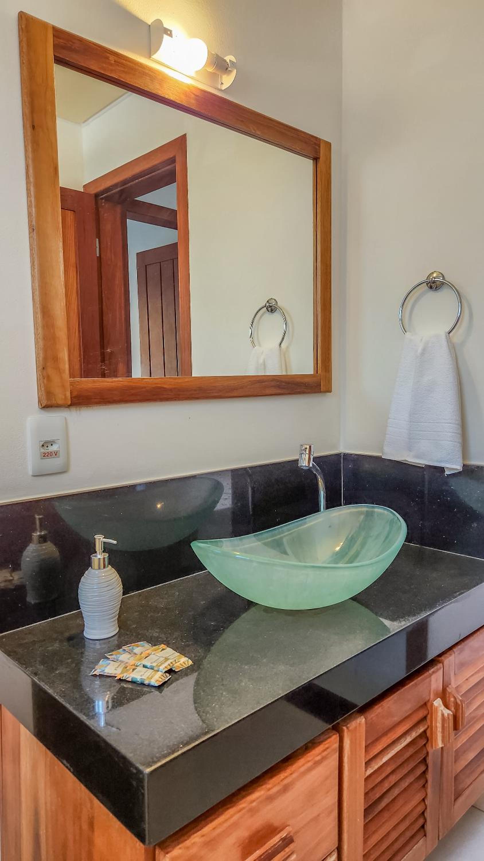 450m PRAIA de Taperapuan; Piscina; 2 quartos; WiFi 300 mbs; Churrasqueira; Estacionamento Gratuito 1 carro