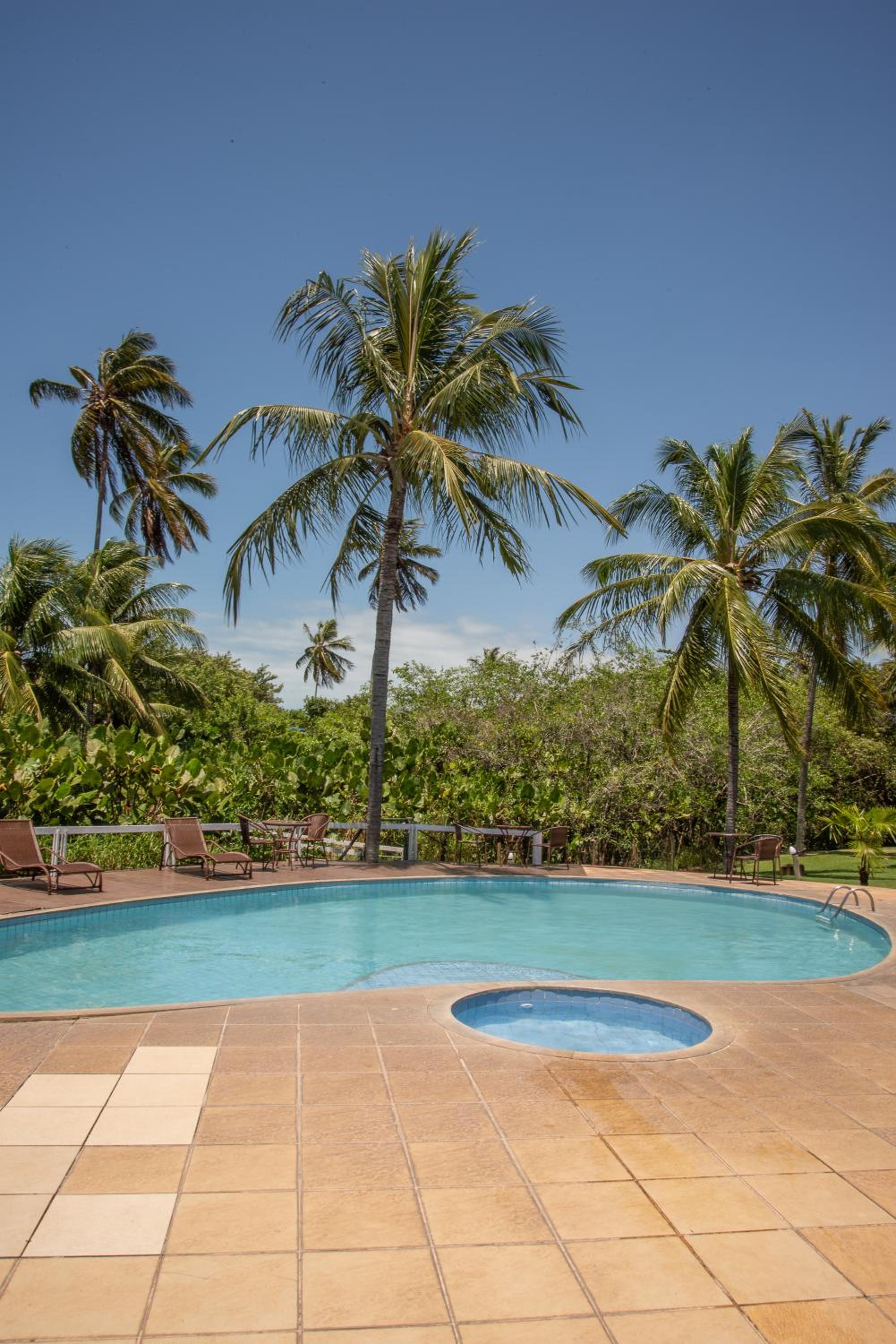 em frente à PRAIA de Taperapuan; piscina; 1 quarto; WiFi 300 mbs; Estacionamento Gratuito 1 veículo