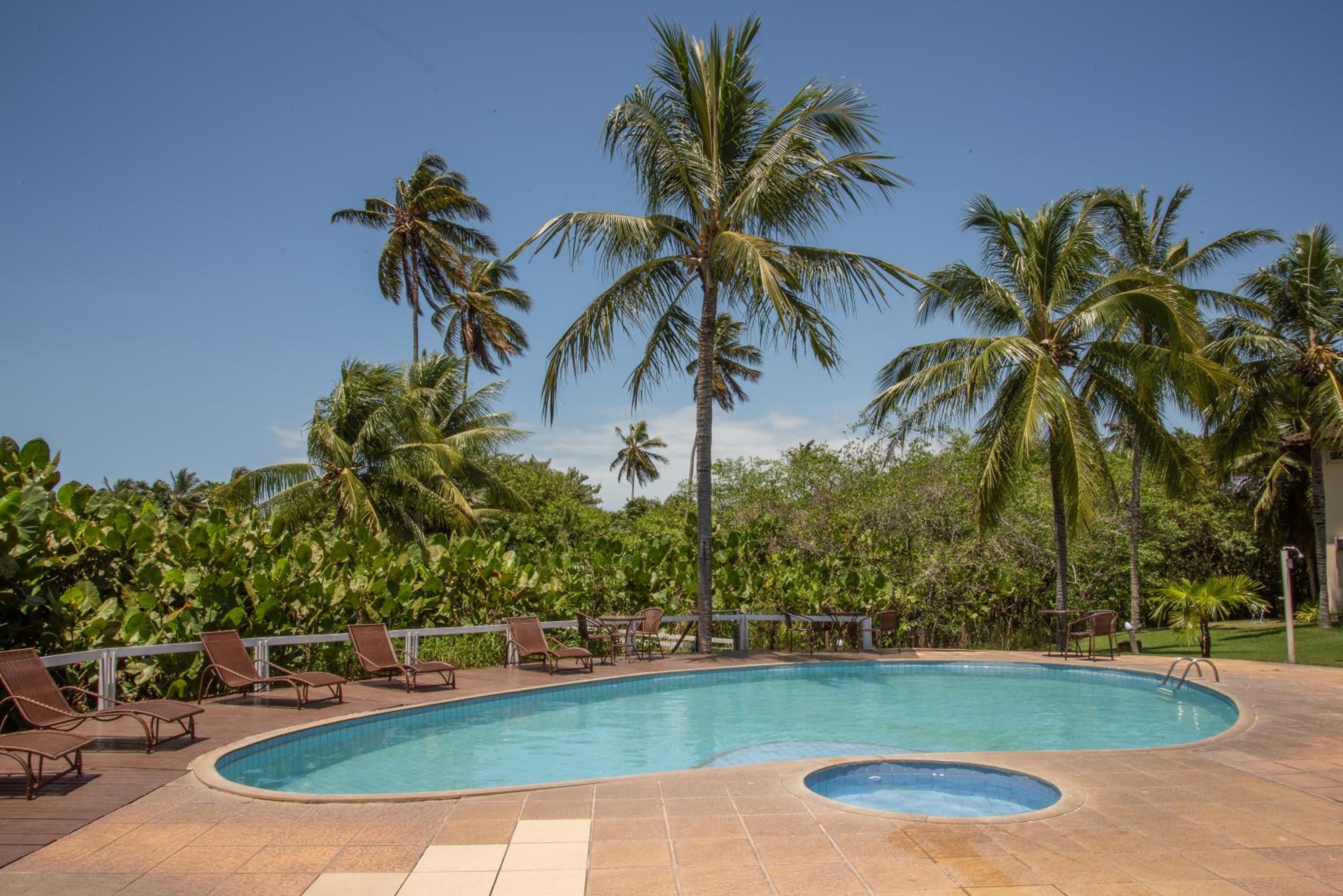 em frente à PRAIA de Taperapuan; piscina; 1 quarto; WiFi 300 mbs; Estacionamento Gratuito 1 veículo