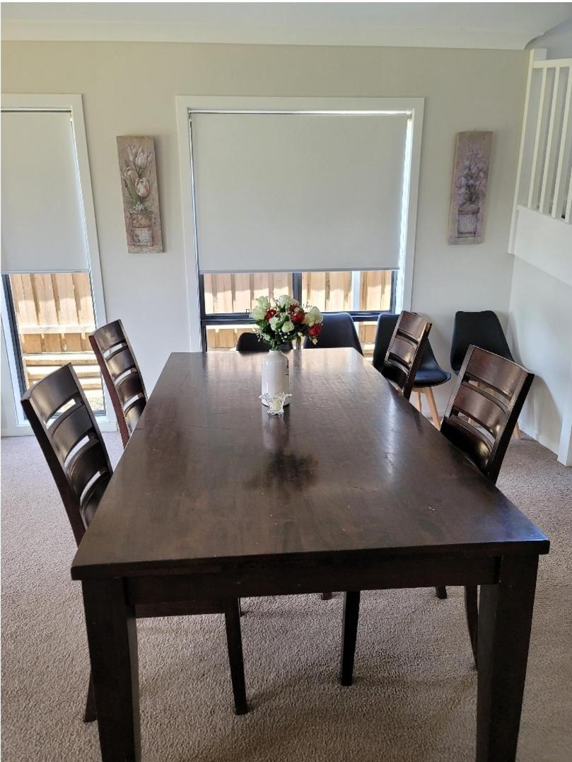 Lovely New 5 Bedroom house + Study/Huge Back Yard