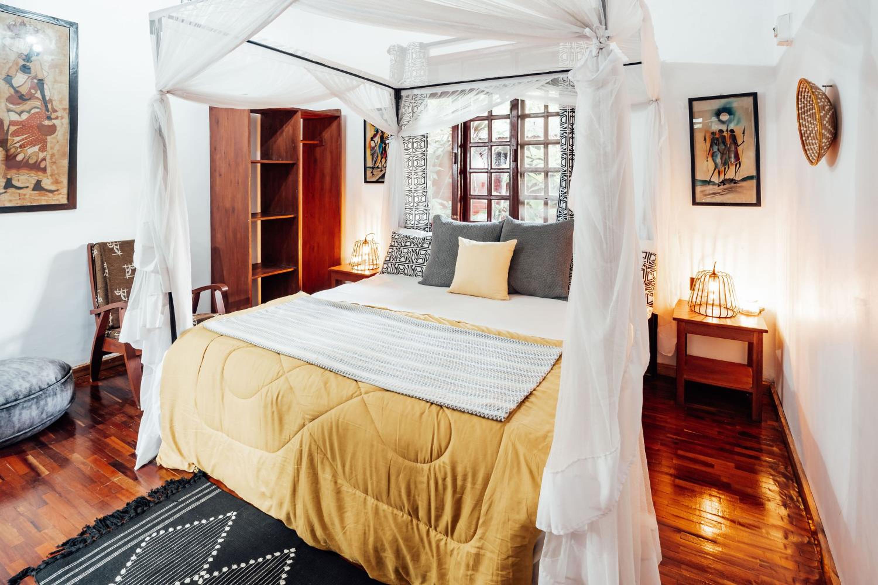 Safariland Home stay