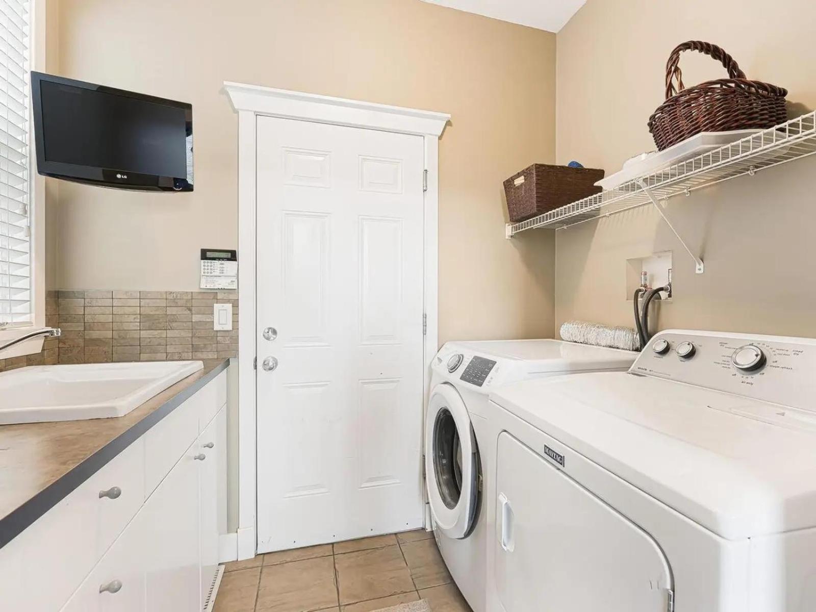 Metropolitan Dream Stay with Saltwater Pool and Hot Tub