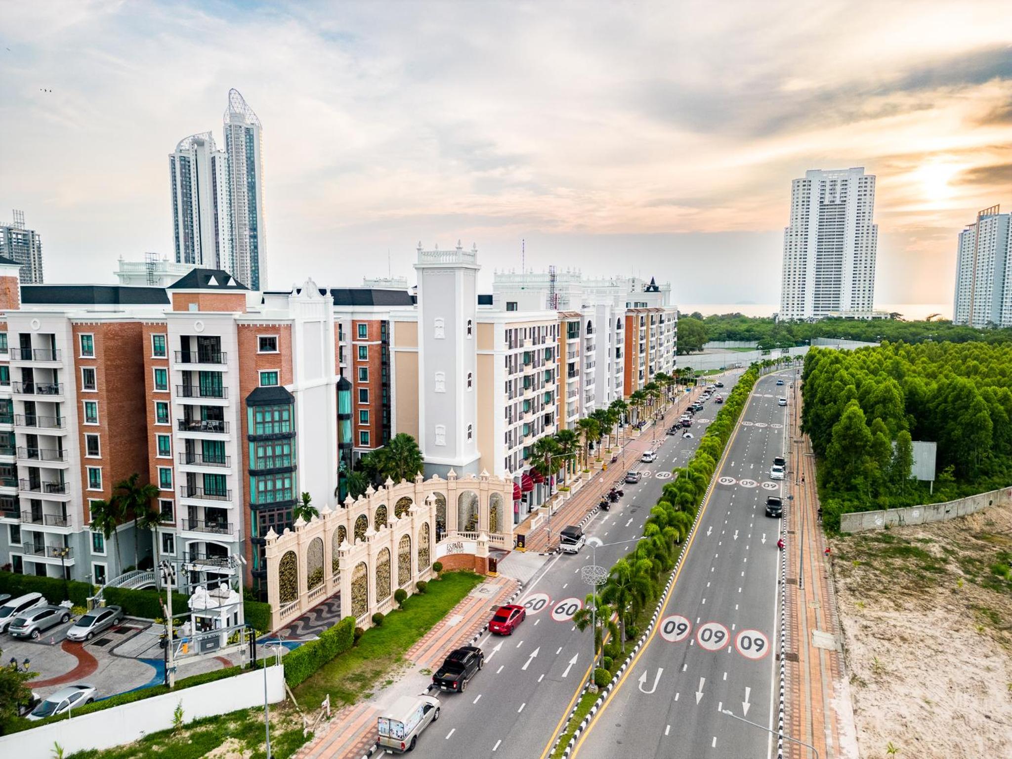 ESPANA RESORT CONDO PATTAYA by LUX view 4