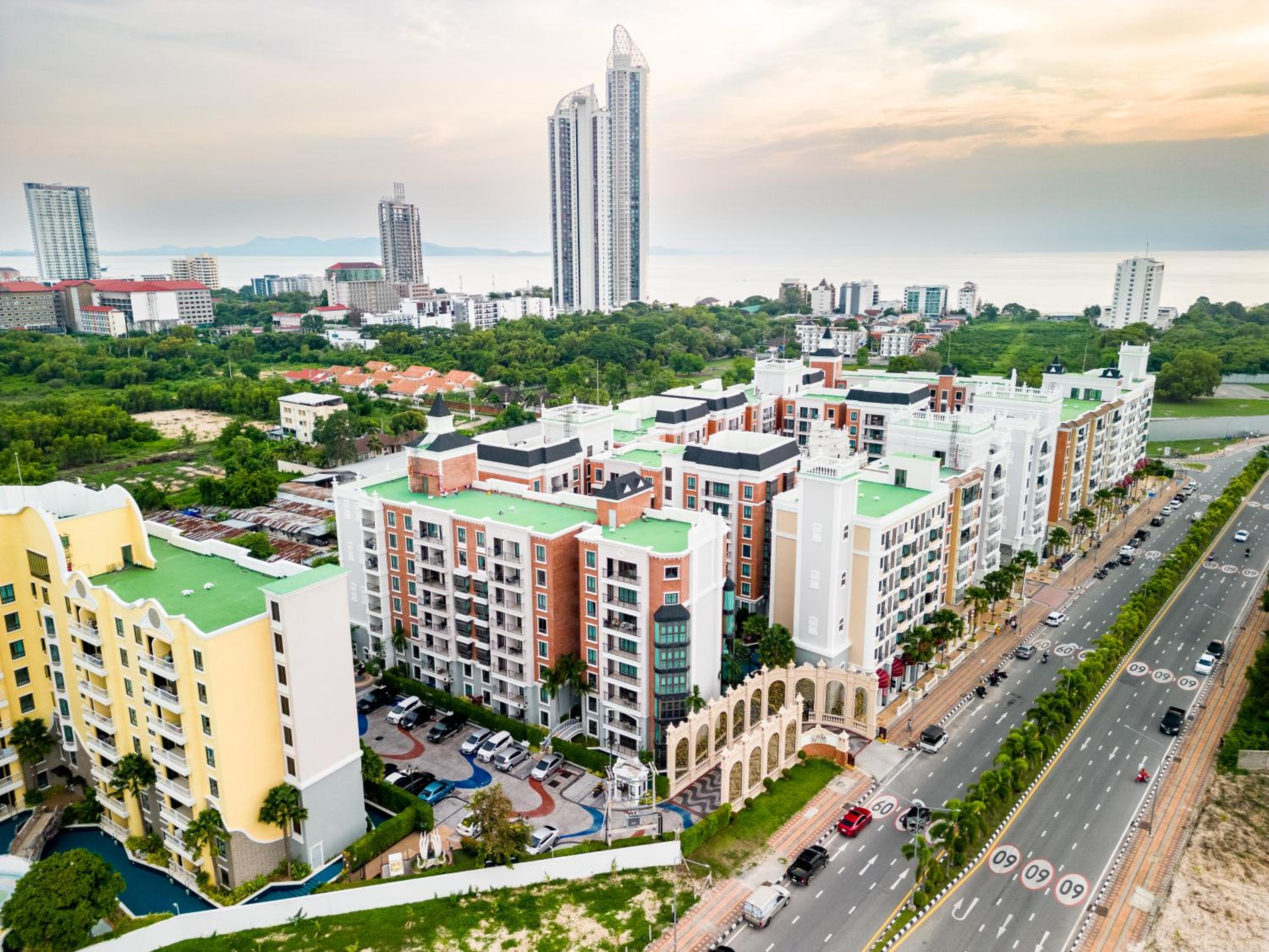 ESPANA RESORT CONDO PATTAYA by LUX view 3
